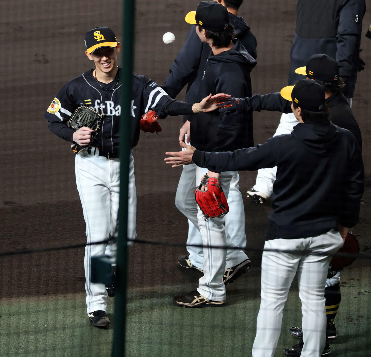 阪神対ソフトバンク　2回裏阪神の攻撃を抑え笑顔でナインとハイタッチする大津（撮影・浅見桂子）