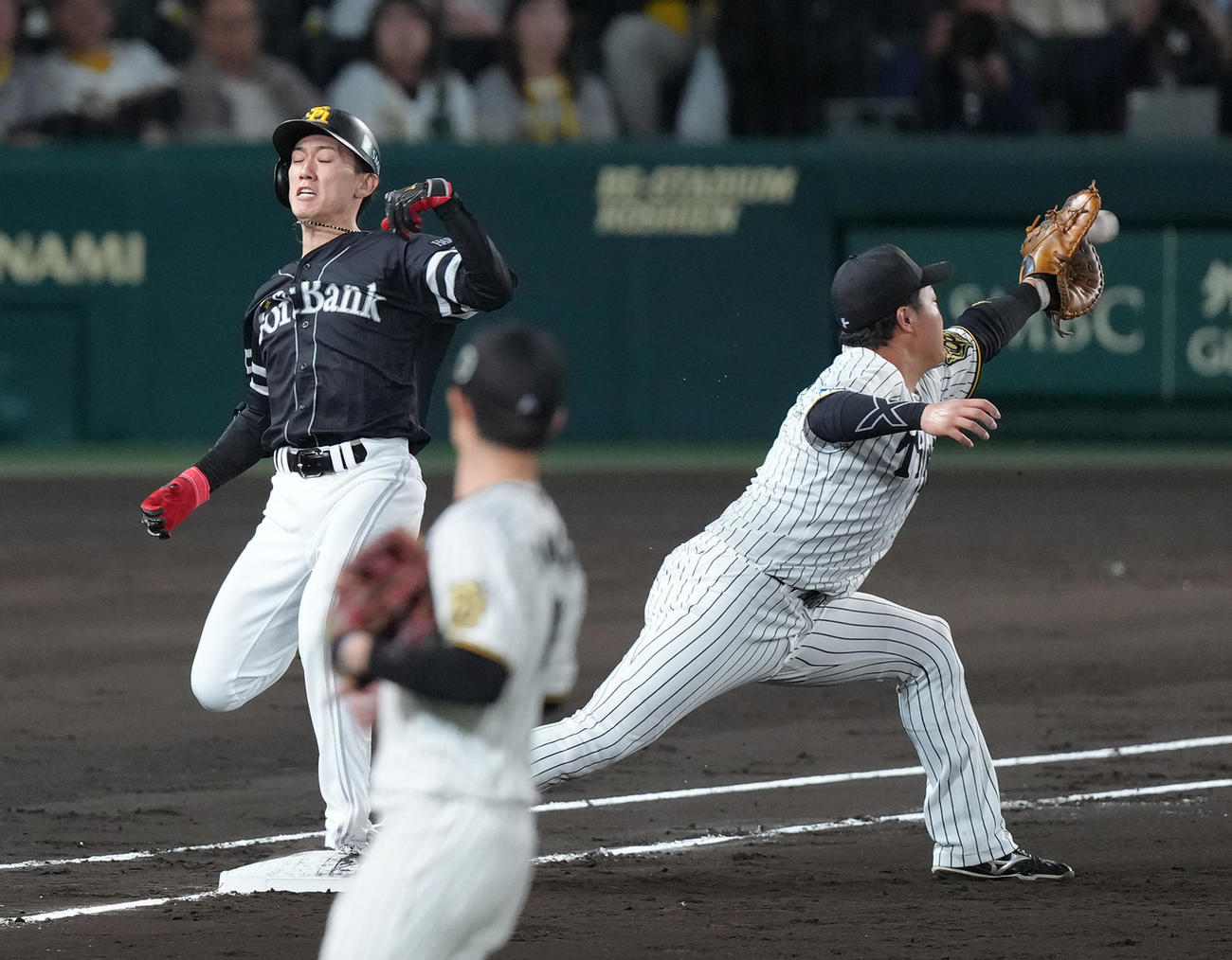 阪神対ソフトバンク　3回表ソフトバンク1死、大津は内野安打を放つ（撮影・足立雅史）