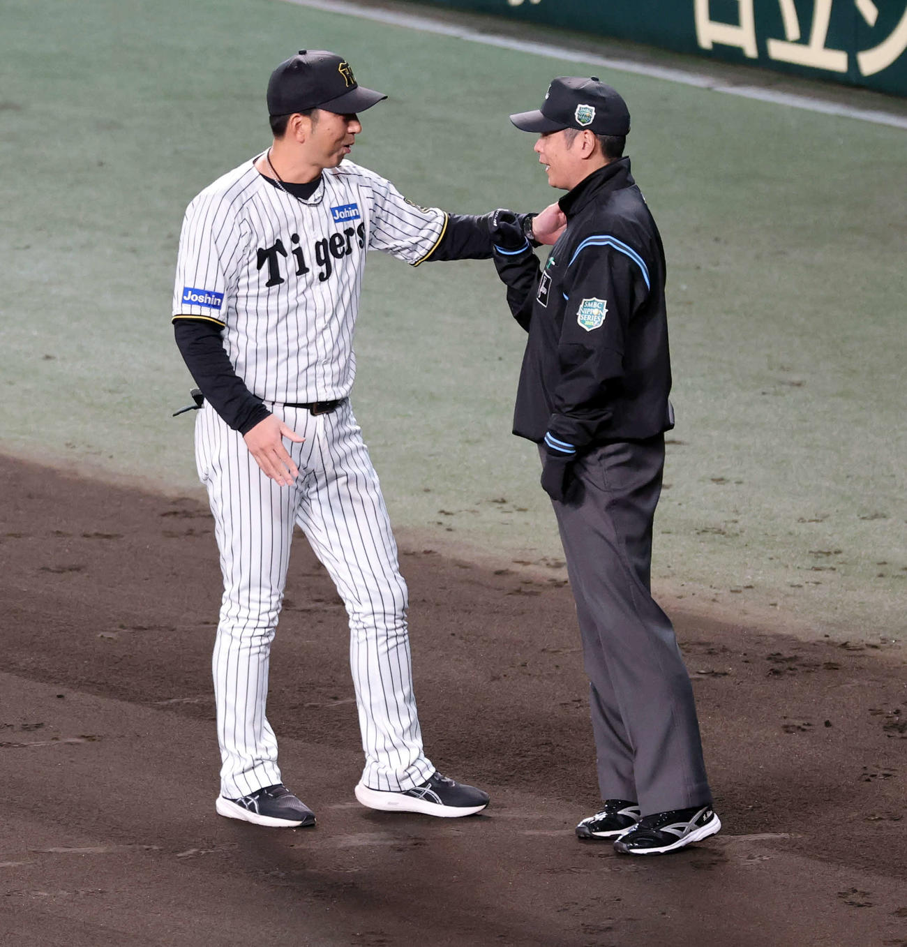 阪神対ソフトバンク　3回表ソフトバンク2死一、三塁、柳町達のファウルのビデオ検証中、白井線審に話をする藤川監督（撮影・浅見桂子）