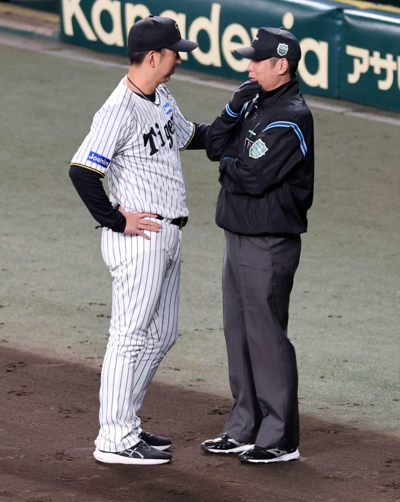 阪神対ソフトバンク　3回表ソフトバンク2死一、三塁、柳町達のファウルのビデオ検証中、白井線審に話をする藤川監督（撮影・浅見桂子）
