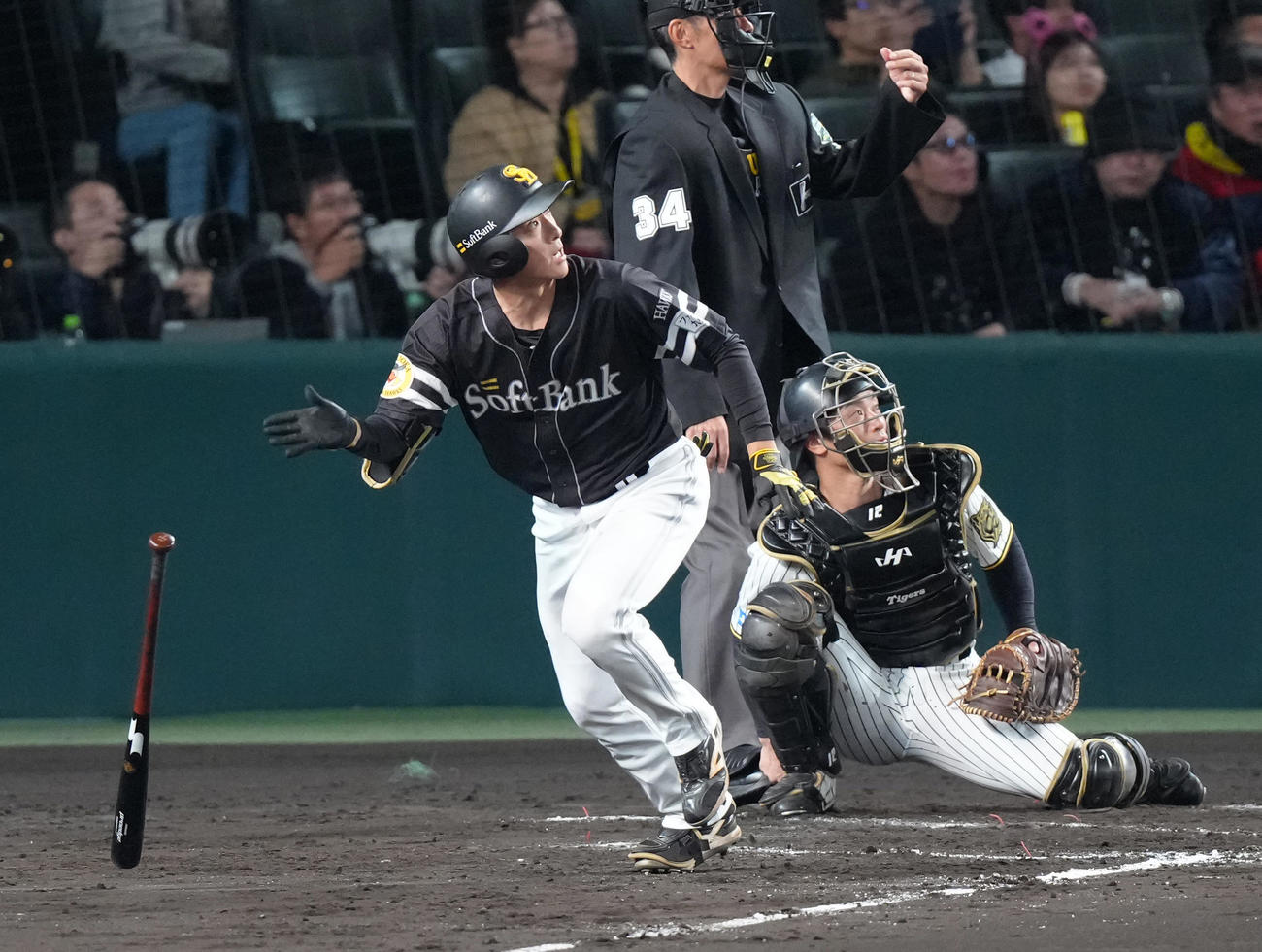 阪神対ソフトバンク　3回表ソフトバンク2死一、三塁、柳町は左翼ポール際へのファウルを放つ（撮影・足立雅史）
