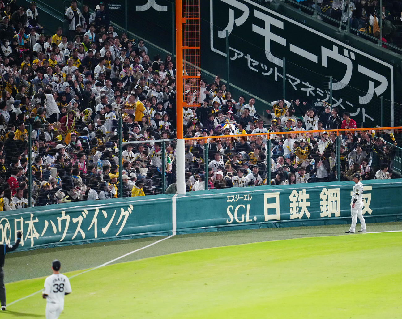 阪神対ソフトバンク　3回表ソフトバンク2死一、三塁、左翼ポール際に大飛球を放つもファウルボールとなった柳町（撮影・江口和貴）