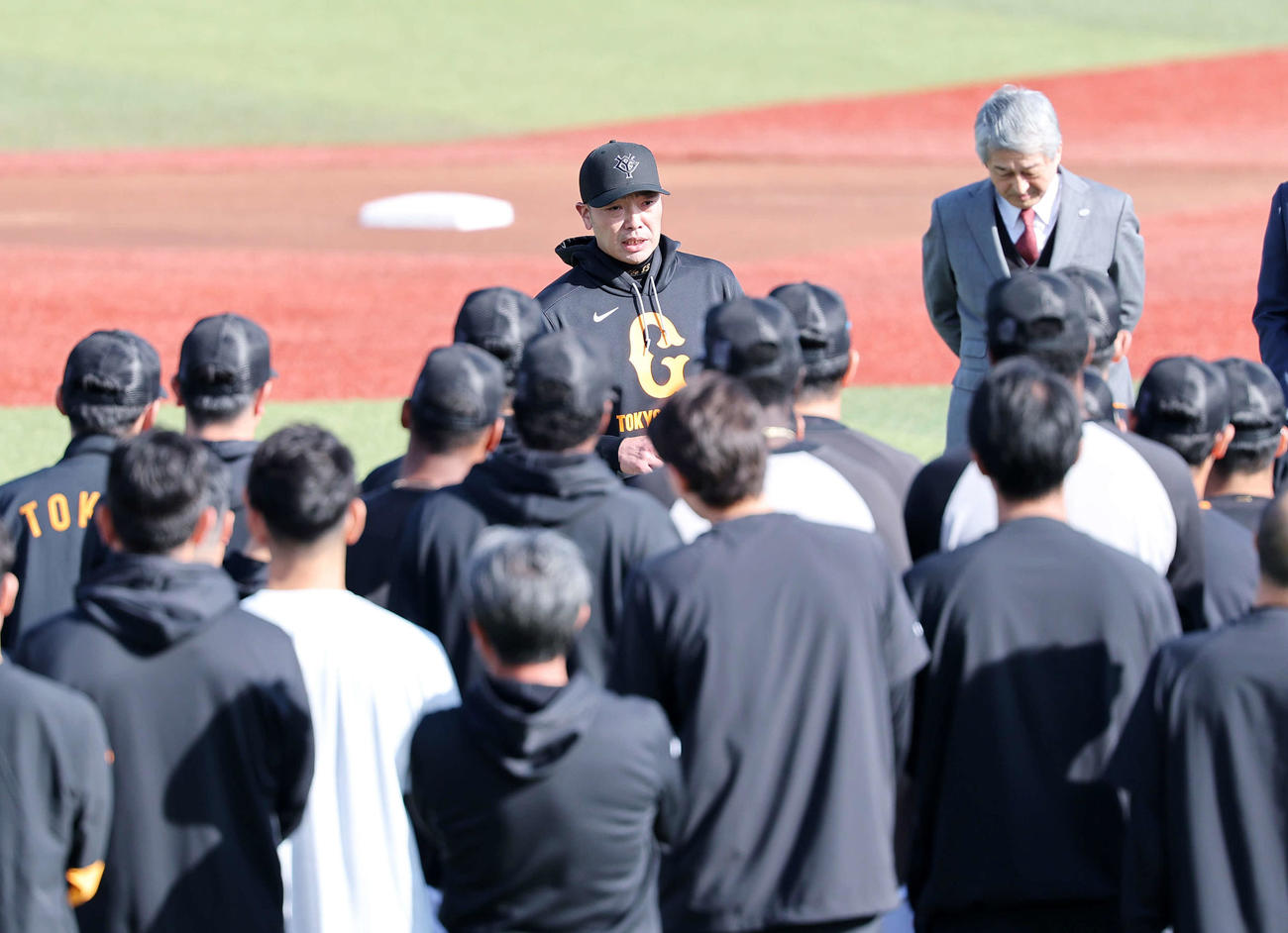 練習前、選手たちに声をかける巨人阿部慎之助監督（撮影・鈴木正人）