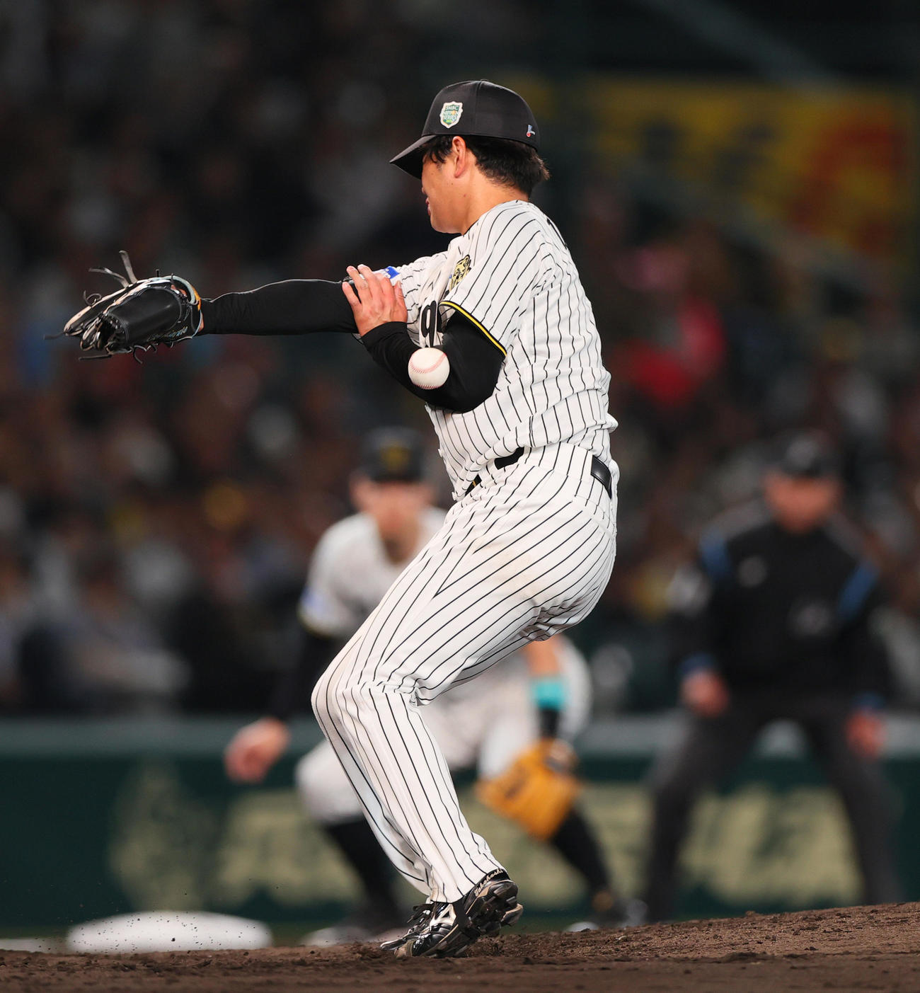 阪神対ソフトバンク　5回表ソフトバンク1死一、二塁、高橋は周東の投手強襲安打の打球にグラブを出す（撮影・上山淳一）