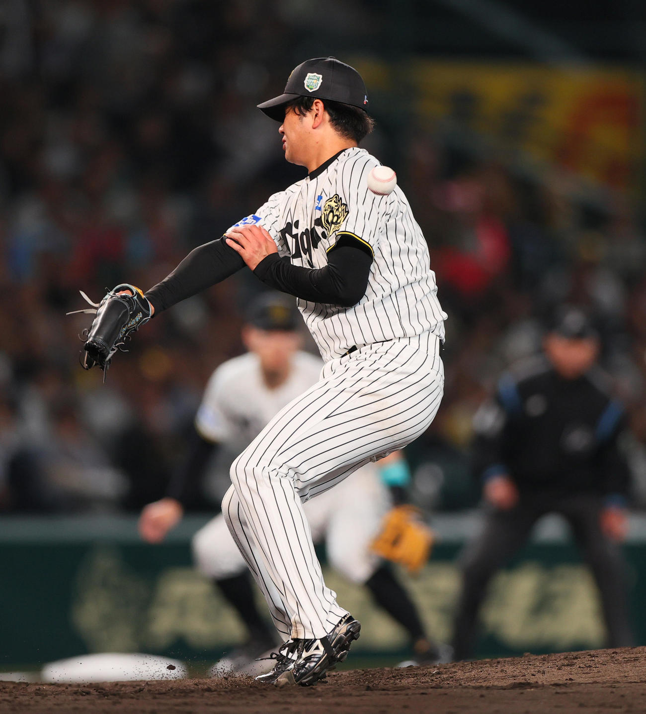 阪神対ソフトバンク　5回表ソフトバンク1死一、二塁、高橋は周東の投手強襲安打の打球にグラブを出す（撮影・上山淳一）