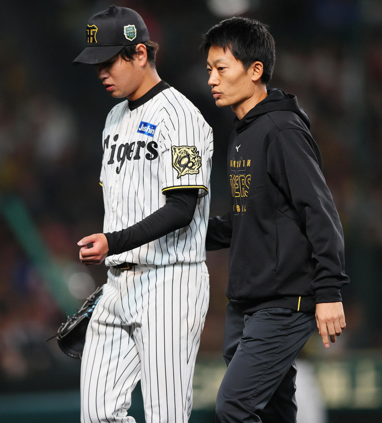 阪神対ソフトバンク　5回表ソフトバンク1死一、二塁、高橋は周東の投手強襲安打で手当を受けにベンチに引き揚げる（撮影・上山淳一）