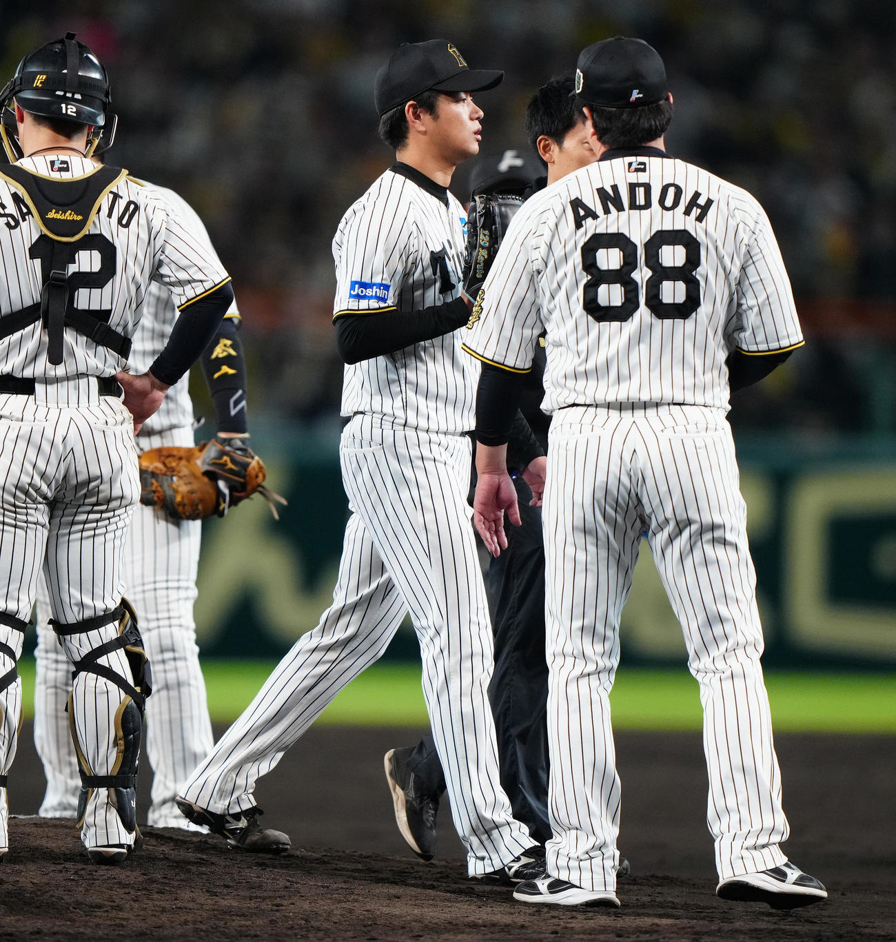 阪神対ソフトバンク　5回表ソフトバンク1死一、二塁、周東の打球が当たった高橋（中央）は治療のためベンチへ下がり、そのまま降板となる（撮影・鈴木みどり）
