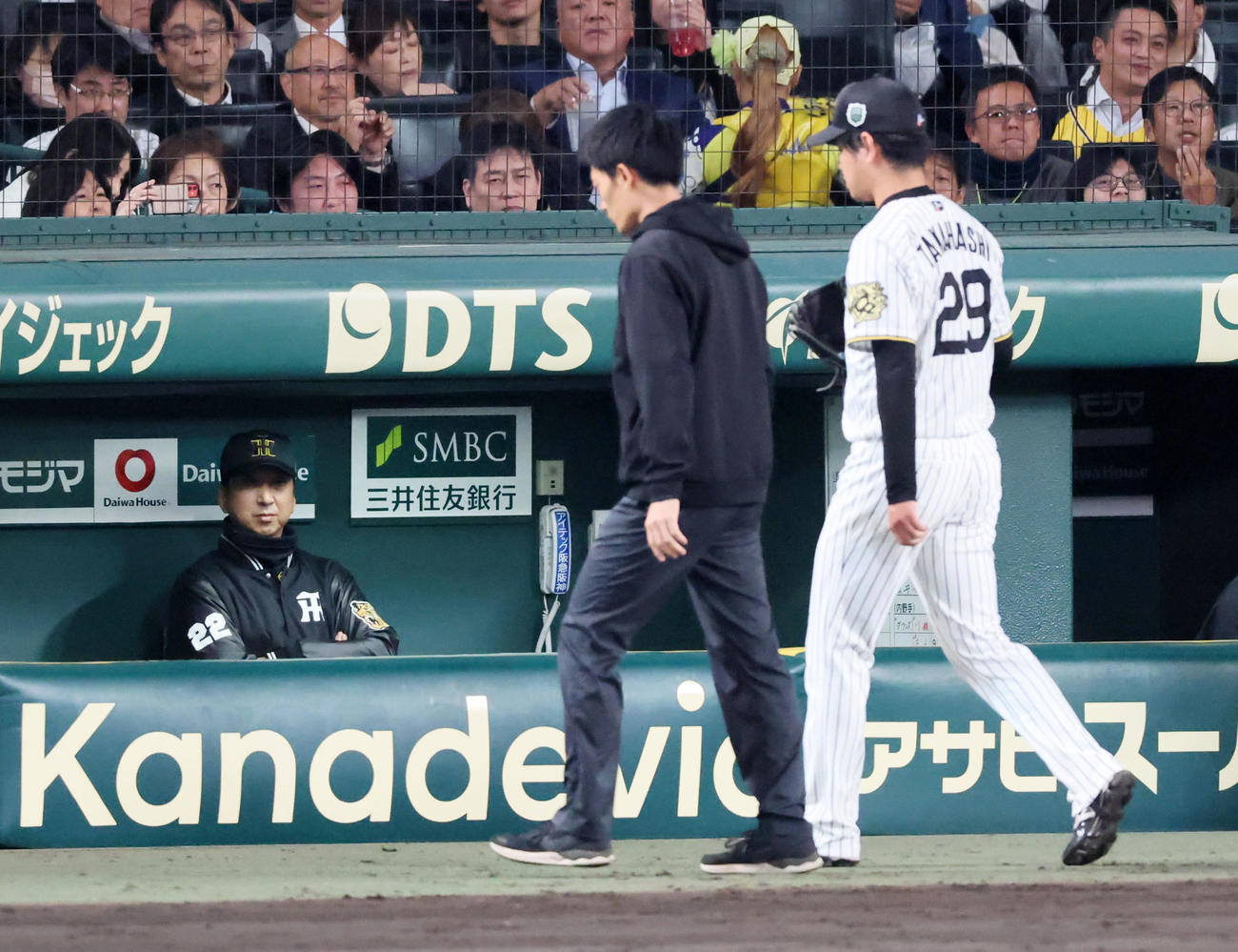阪神対ソフトバンク　5回表ソフトバンク1死一、二塁、高橋は周東の打球を受けベンチへ引き揚げる。左は藤川監督（撮影・加藤哉）