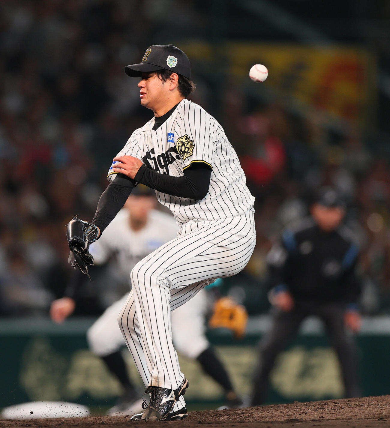 阪神対ソフトバンク　5回表ソフトバンク1死一、二塁、高橋は周東の投手強襲安打の打球にグラブを出す（撮影・上山淳一）