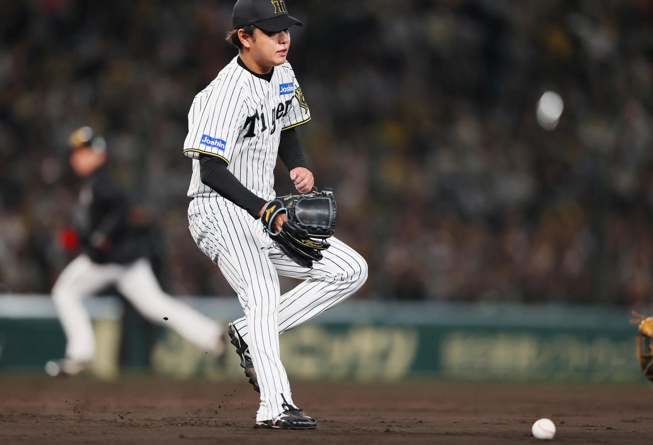 阪神対ソフトバンク　5回表ソフトバンク1死一、二塁、高橋は周東の投手強襲安打を追う（撮影・上山淳一）