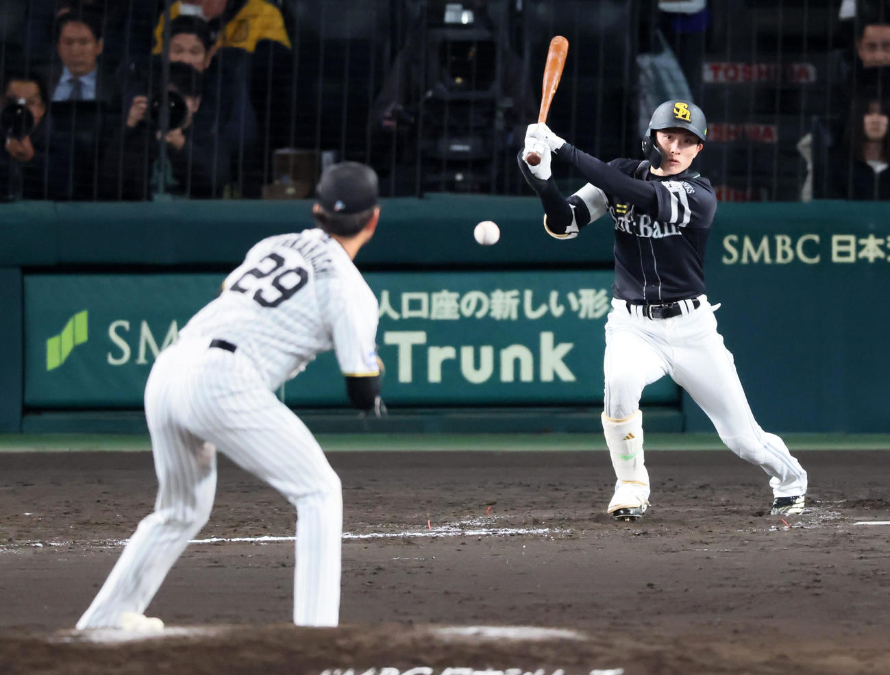 阪神対ソフトバンク　5回表ソフトバンク1死一、二塁、周東は投手強襲内野安打を放つ。投手高橋（撮影・加藤哉）