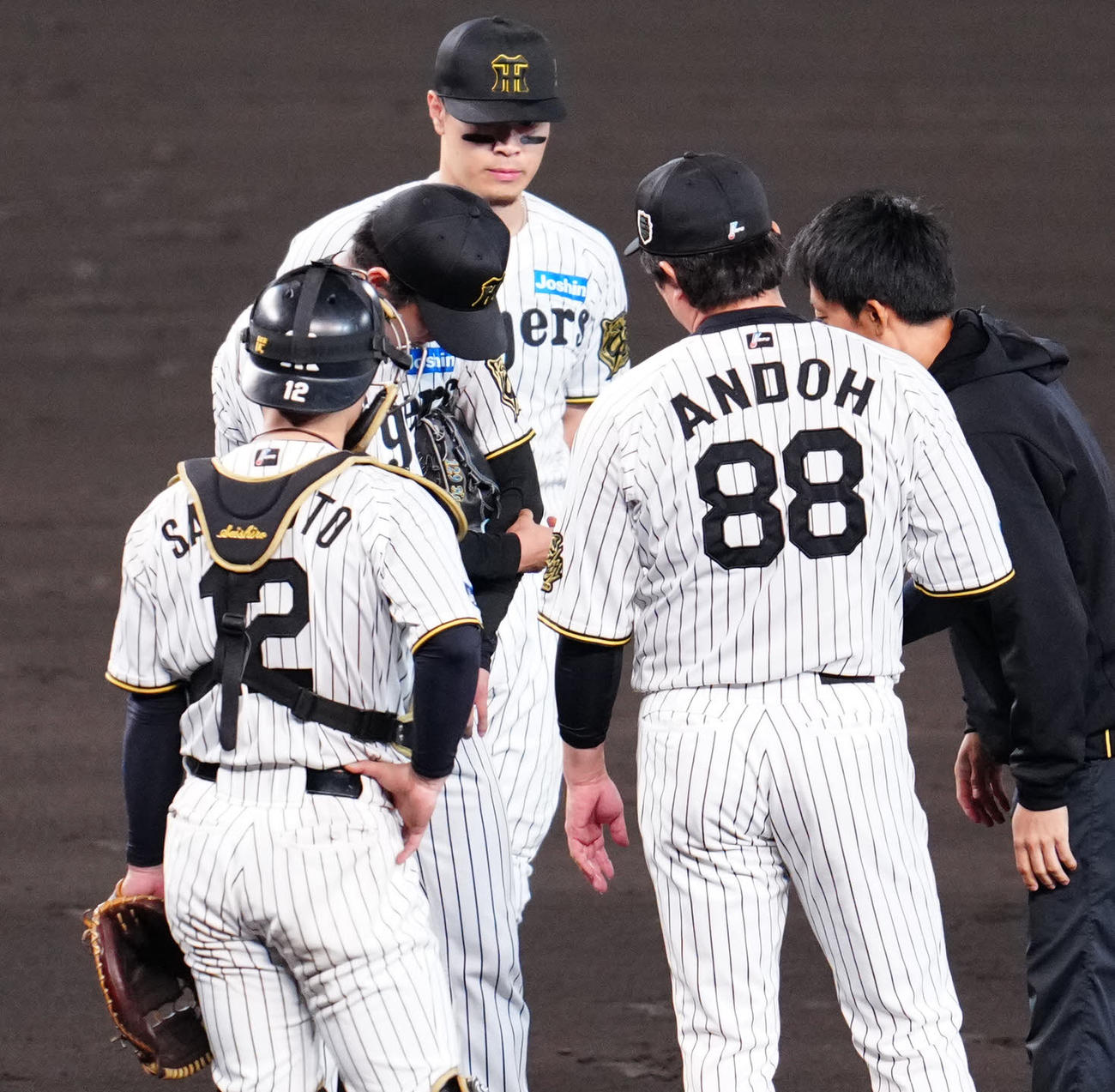 阪神対ソフトバンク　5回表ソフトバンク1死一、二塁、周東の内野安打となった打球が左腕に当たった高橋（撮影・江口和貴）