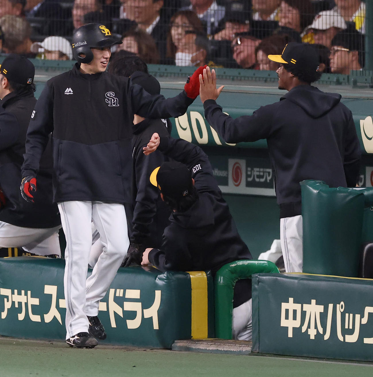 阪神対ソフトバンク　5回表ソフトバンク1死満塁、柳町の犠飛で生還する大津（撮影・上田博志）