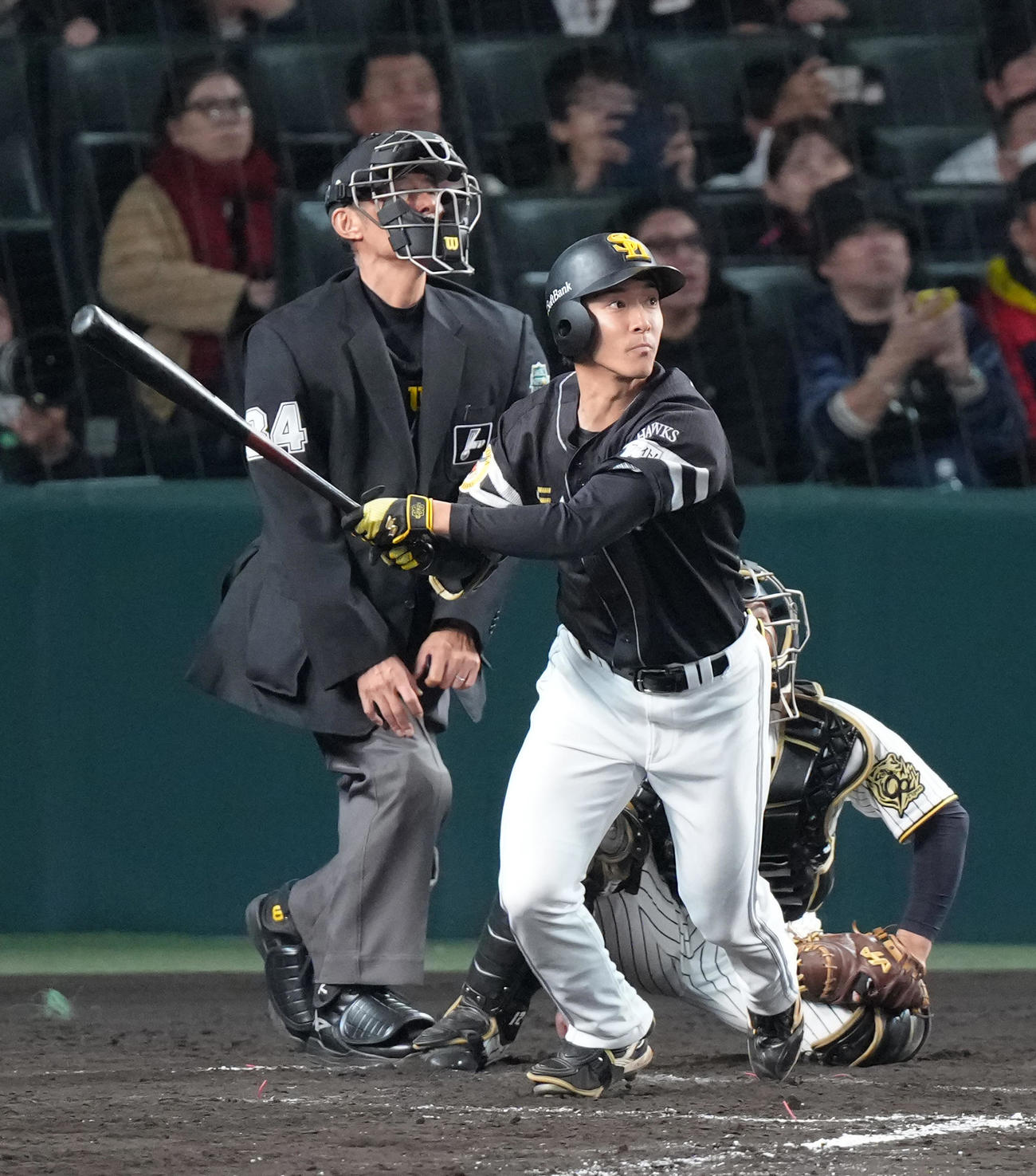 阪神対ソフトバンク　5回表ソフトバンク1死満塁、柳町達は左犠飛を放つ（撮影・足立雅史）