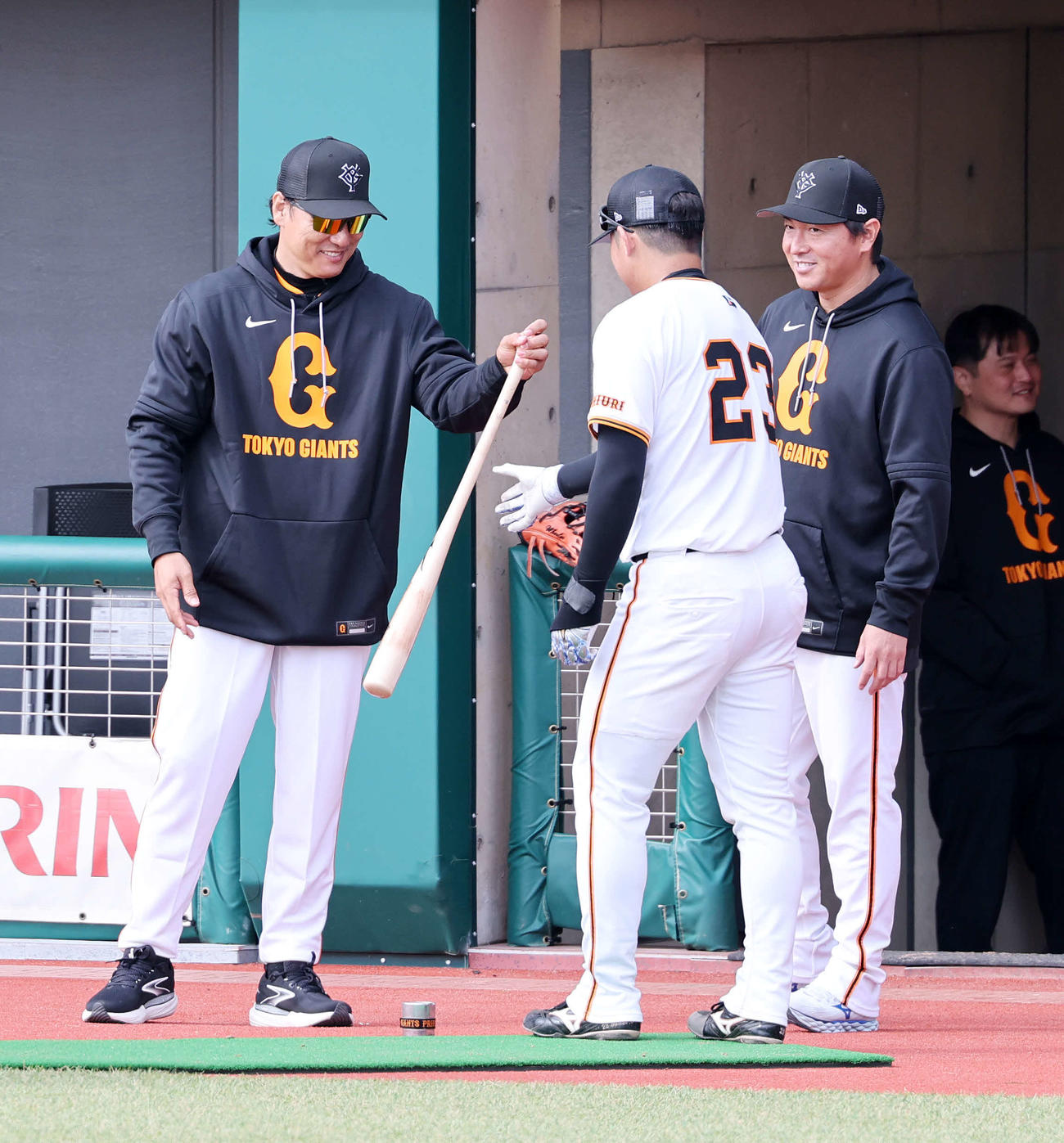 巨人石塚（中央）と笑顔で話す李臨時コーチ（左）、右は長野氏（撮影・鈴木正人）