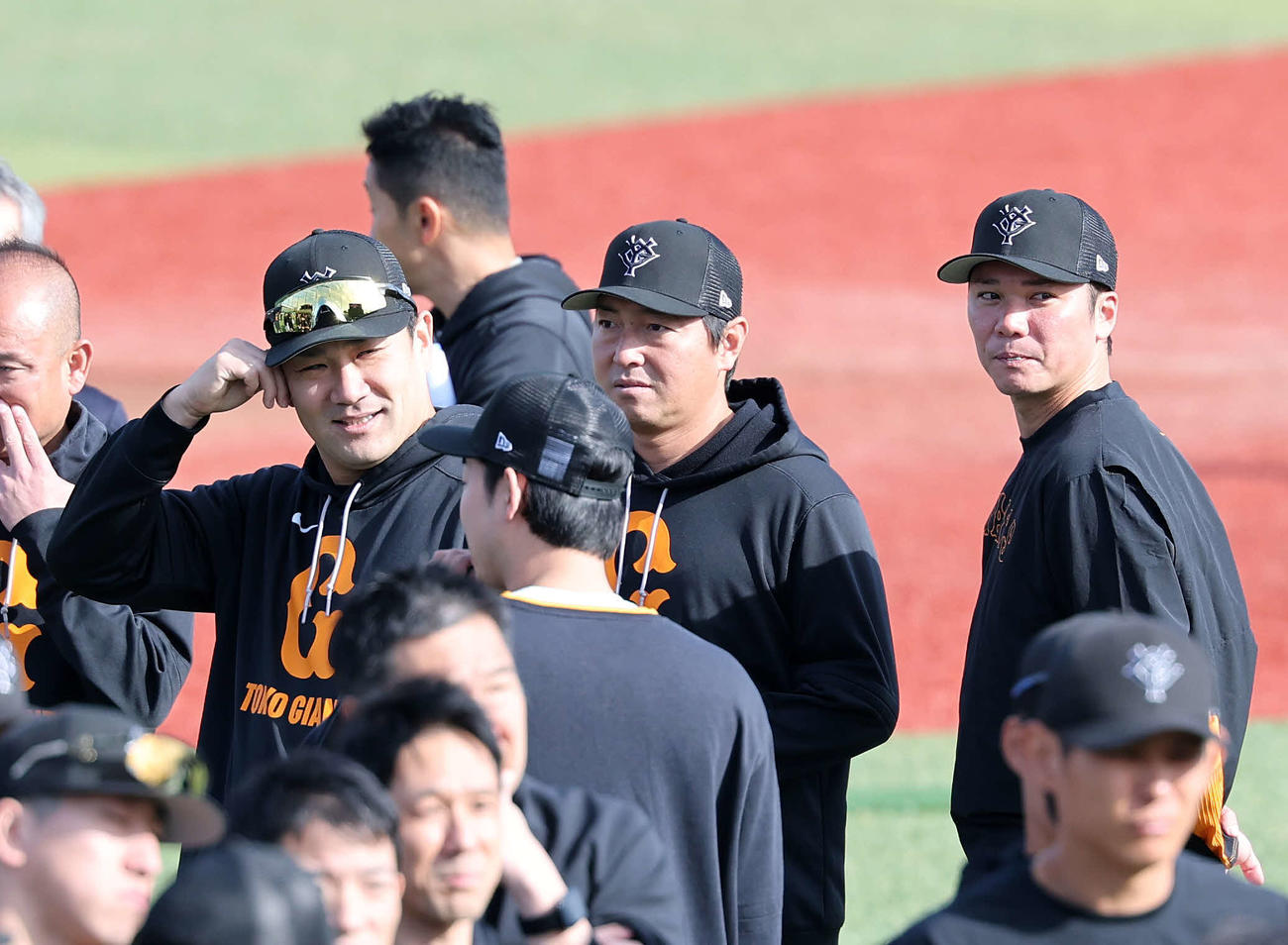 初日のグランドでのミーティングに参加する巨人田中将、長野氏、坂本（撮影・鈴木正人）