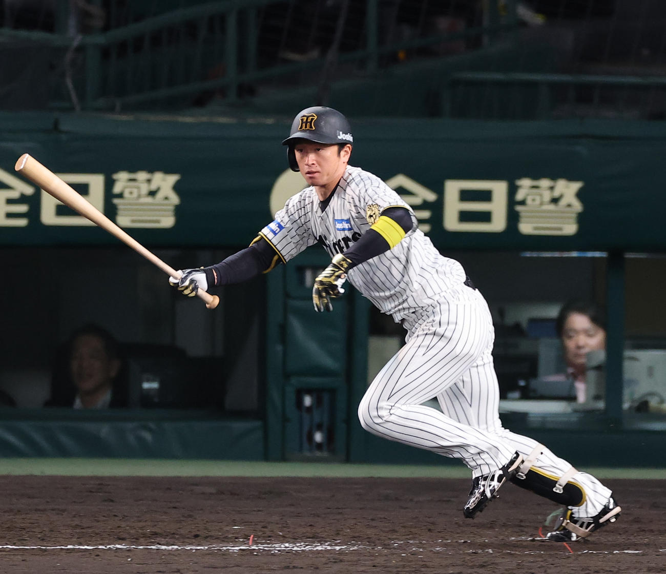 阪神対ソフトバンク　5回裏阪神2死、近本は中前打を放つ（撮影・上田博志）