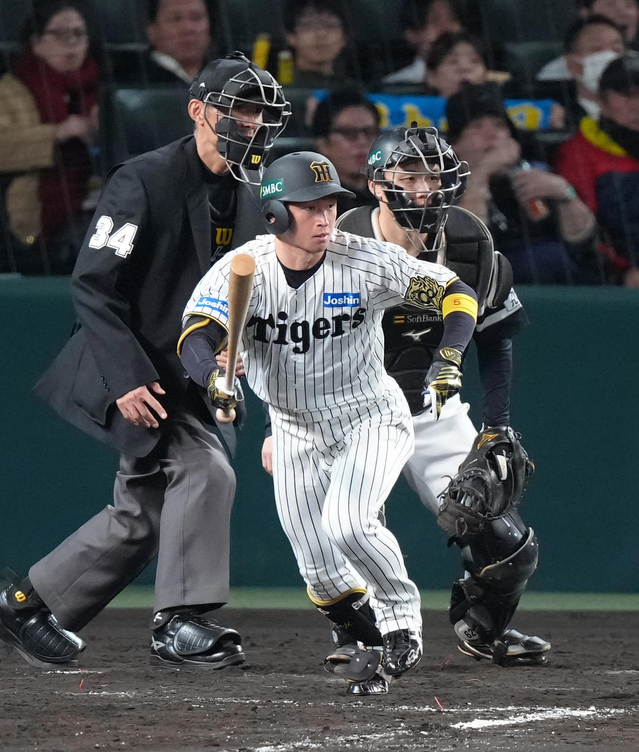 阪神対ソフトバンク　5回裏阪神2死、近本は中前打を放つ（撮影・足立雅史）