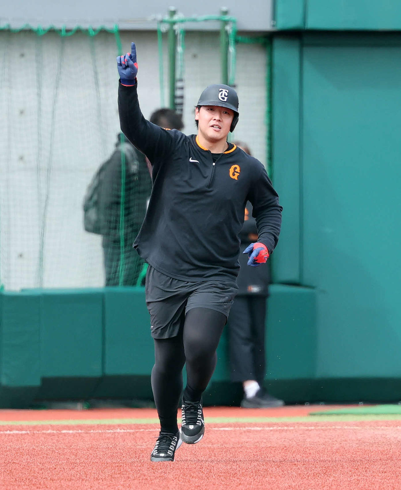 フリー打撃で柵越えしポーズを決める巨人岡本（撮影・鈴木正人）