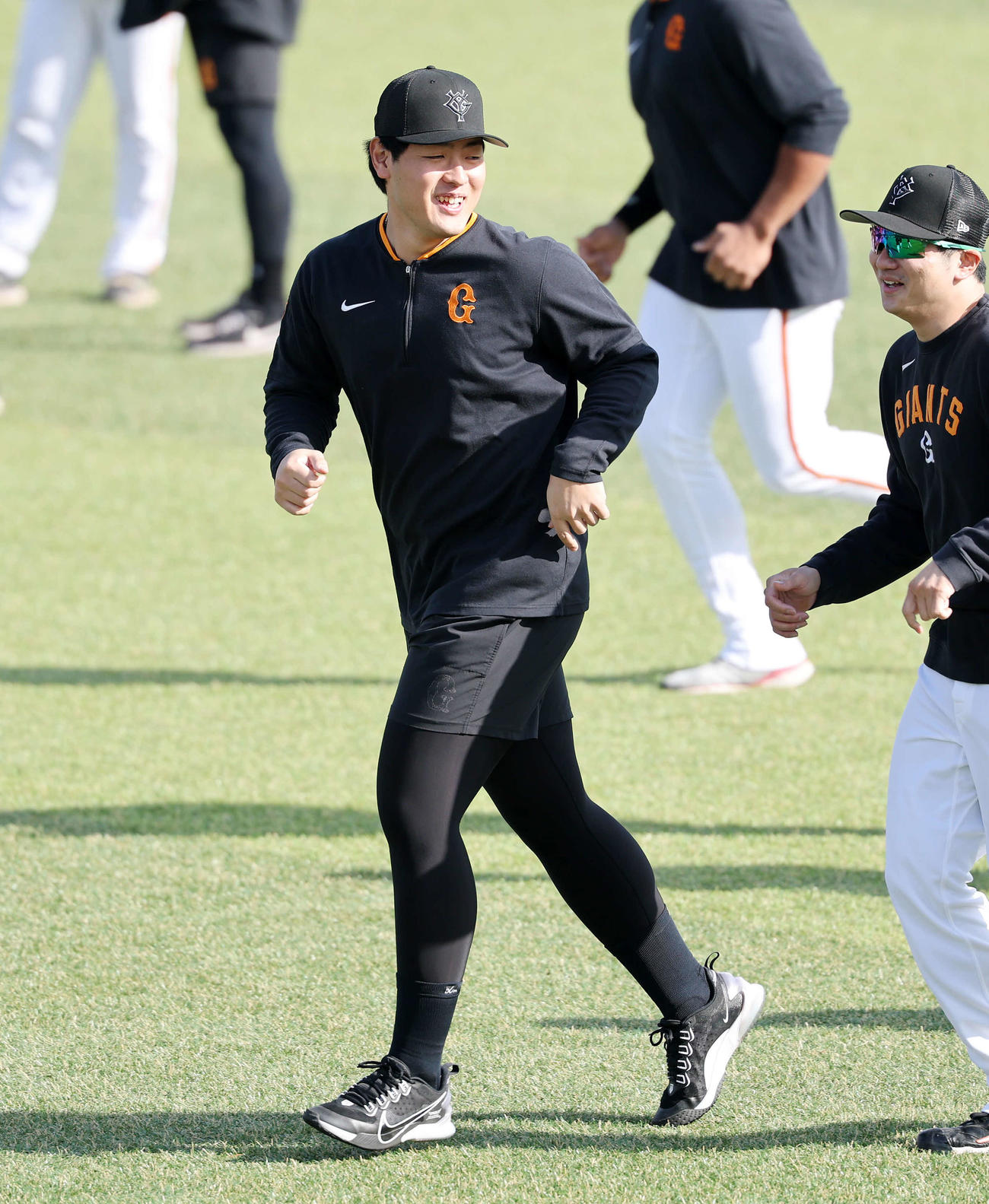 アップする巨人岡本（撮影・鈴木正人）