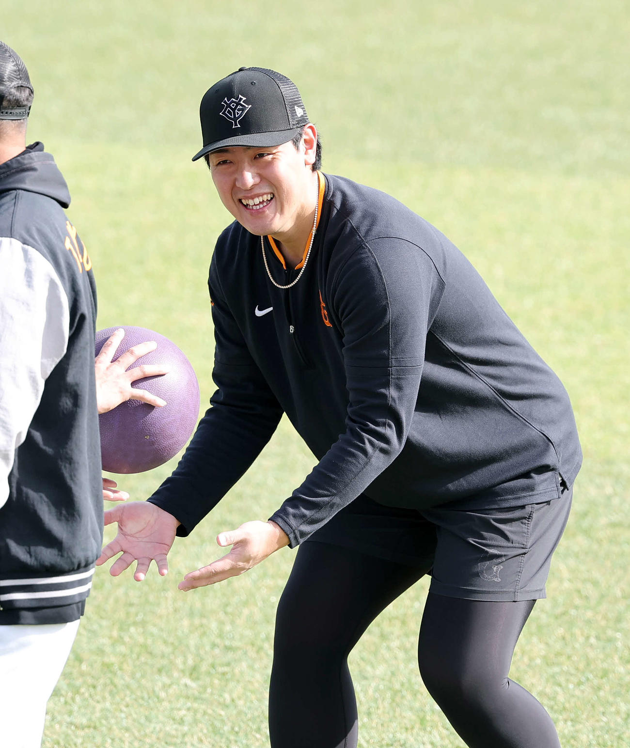 笑顔を見せる巨人岡本（撮影・鈴木正人）
