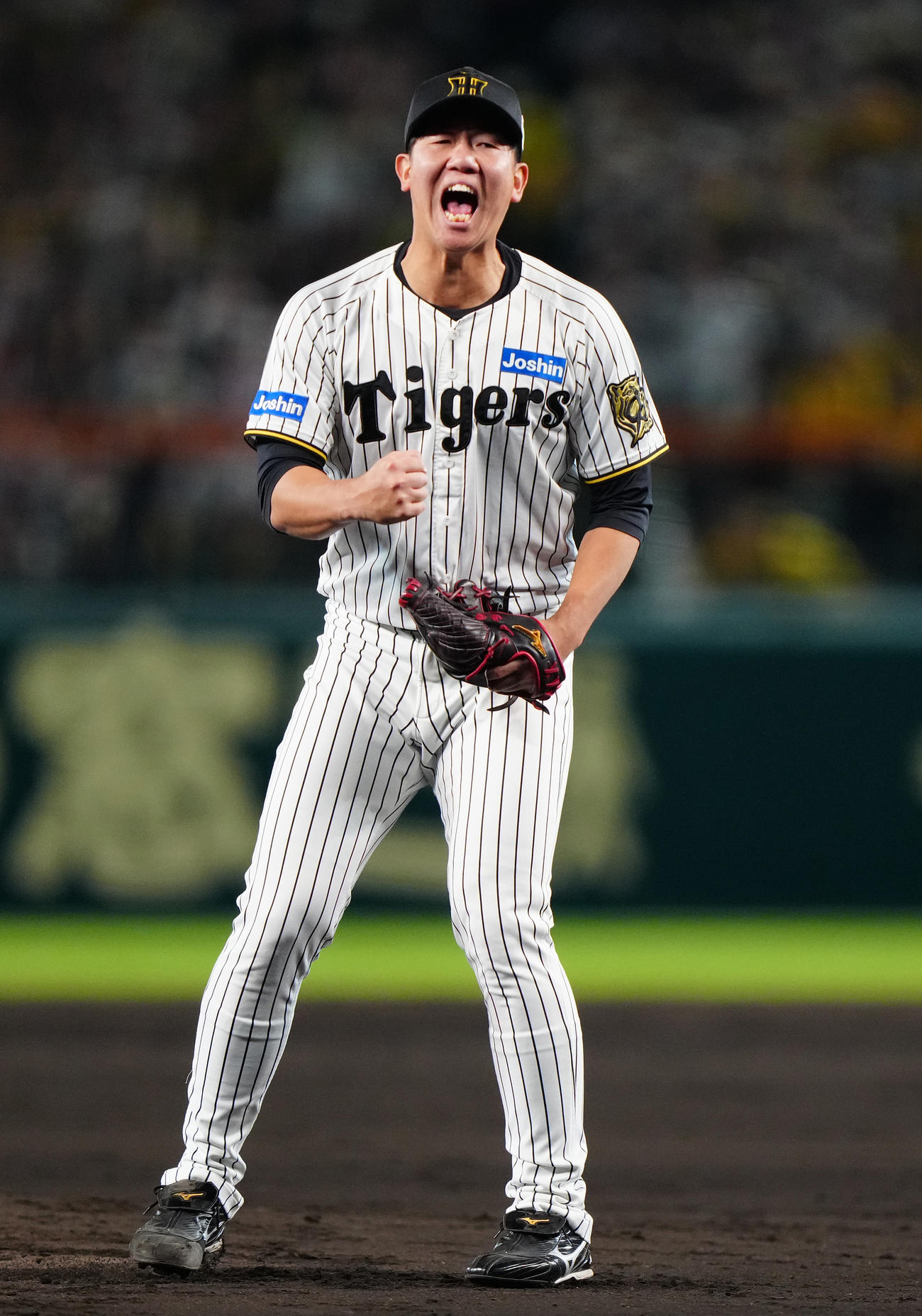 阪神対ソフトバンク　5回表ソフトバンク2死満塁、栗原を空振り三振に仕留め、ガッツポーズする畠（撮影・鈴木みどり）