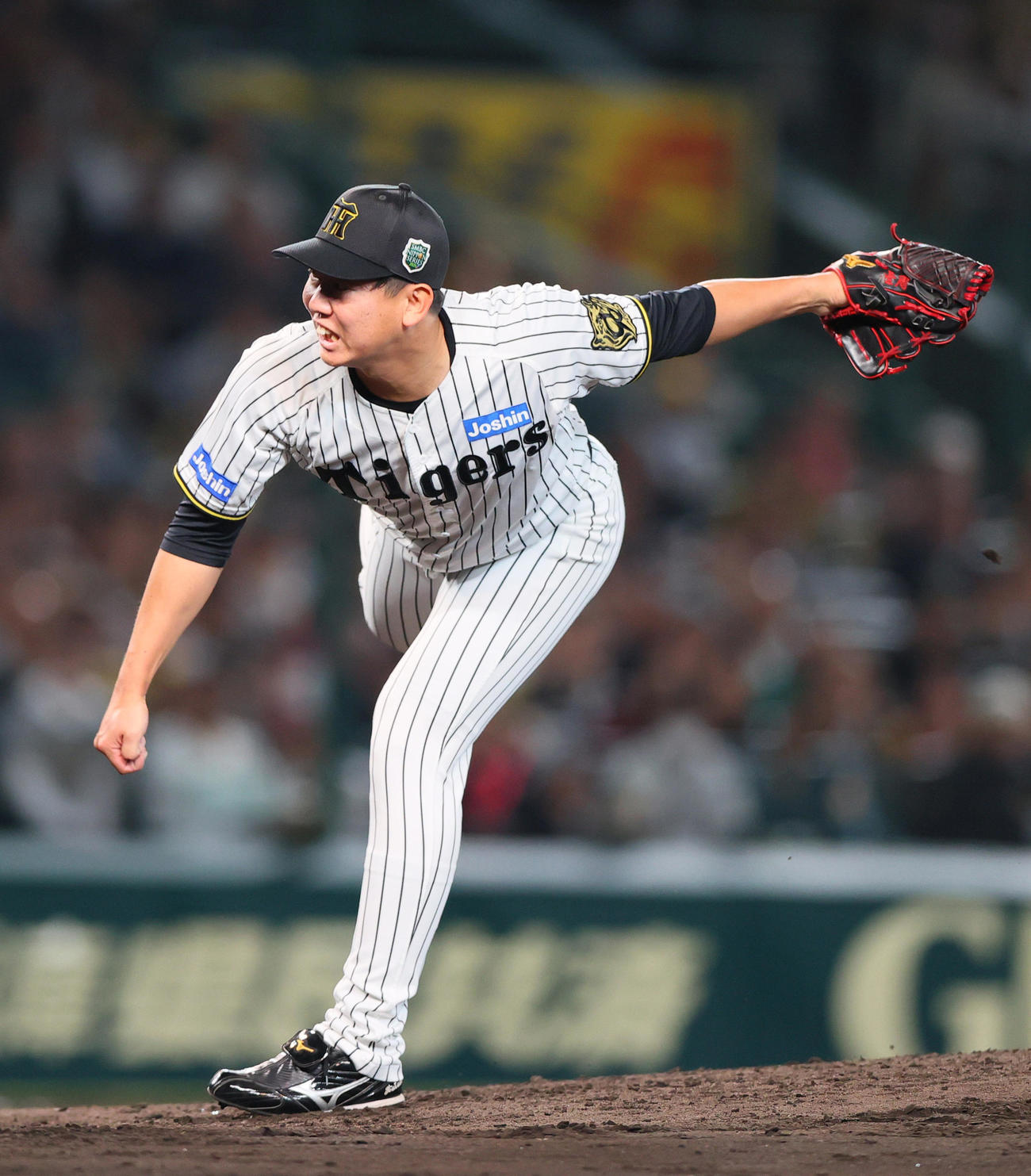 阪神対ソフトバンク　5回表ソフトバンク1死満塁、高橋に代わって畠が登板する（撮影・上山淳一）