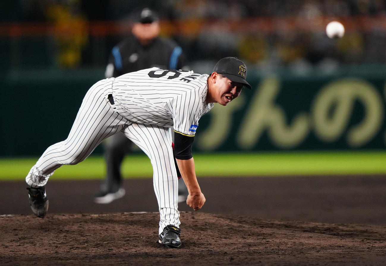 阪神対ソフトバンク　5回表途中から2番手で登板した阪神畠（撮影・鈴木みどり）