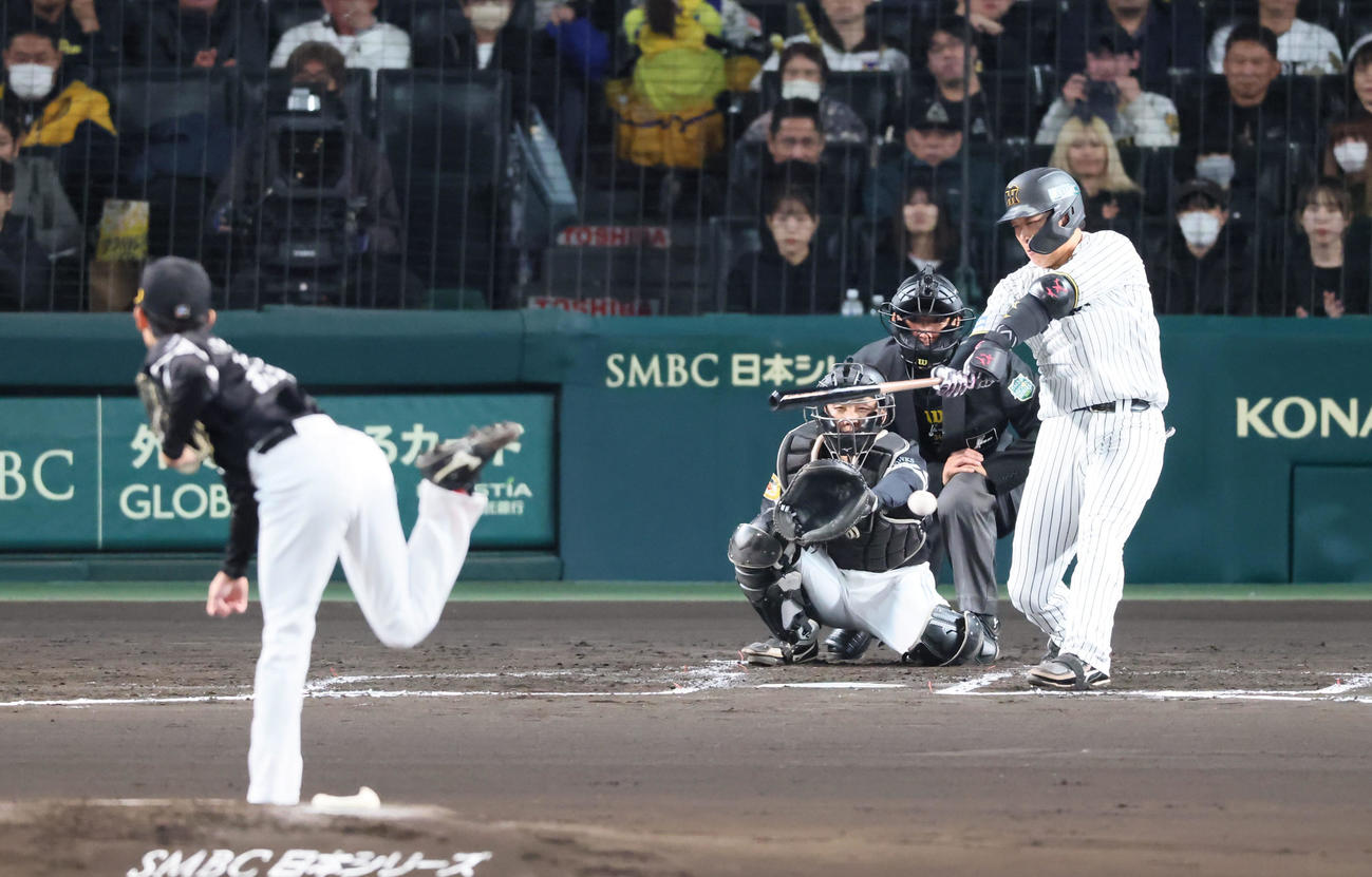 阪神対ソフトバンク　2回裏阪神1死、大山は左前打を放つ。投手大津（撮影・加藤哉）