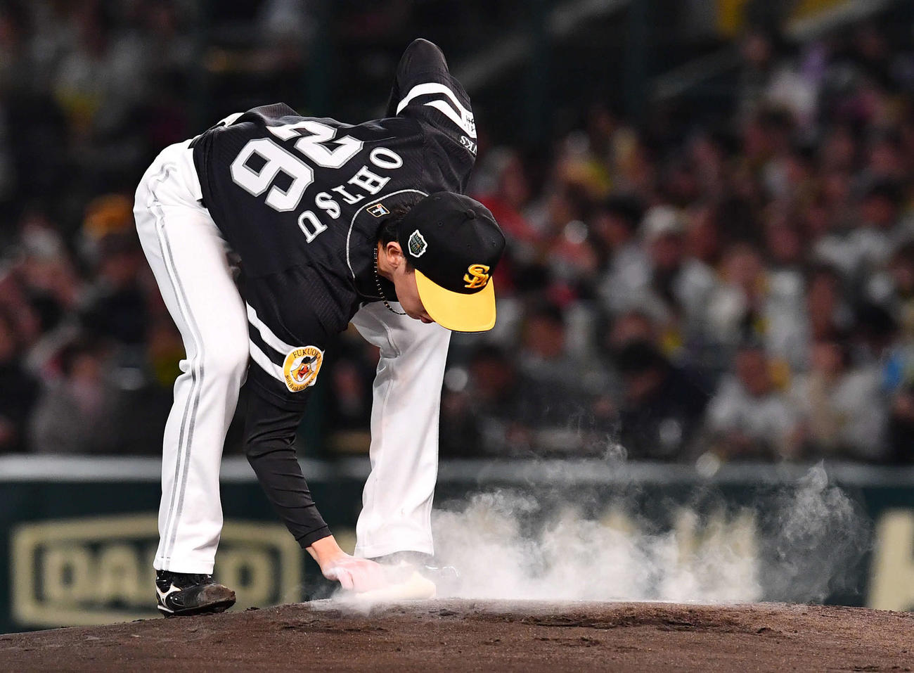 阪神対ソフトバンク　1回裏、手にロジンをつける大津（撮影・岩下翔太）