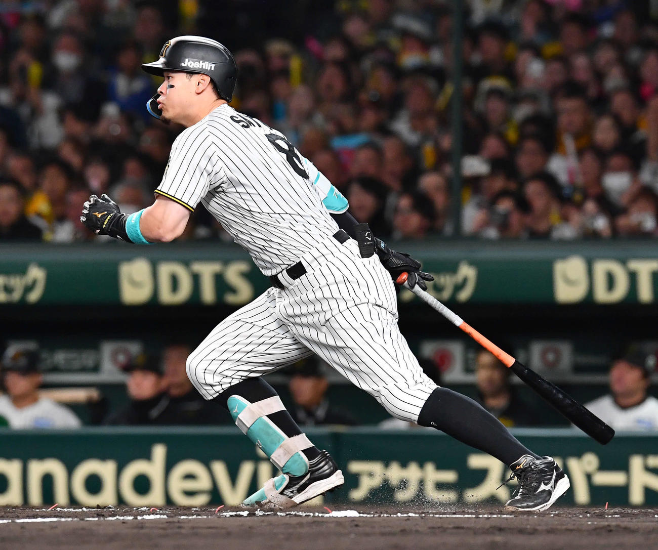 阪神対ソフトバンク　8回裏阪神1死一、二塁、佐藤輝は中前適時打を放つ（撮影・岩下翔太）