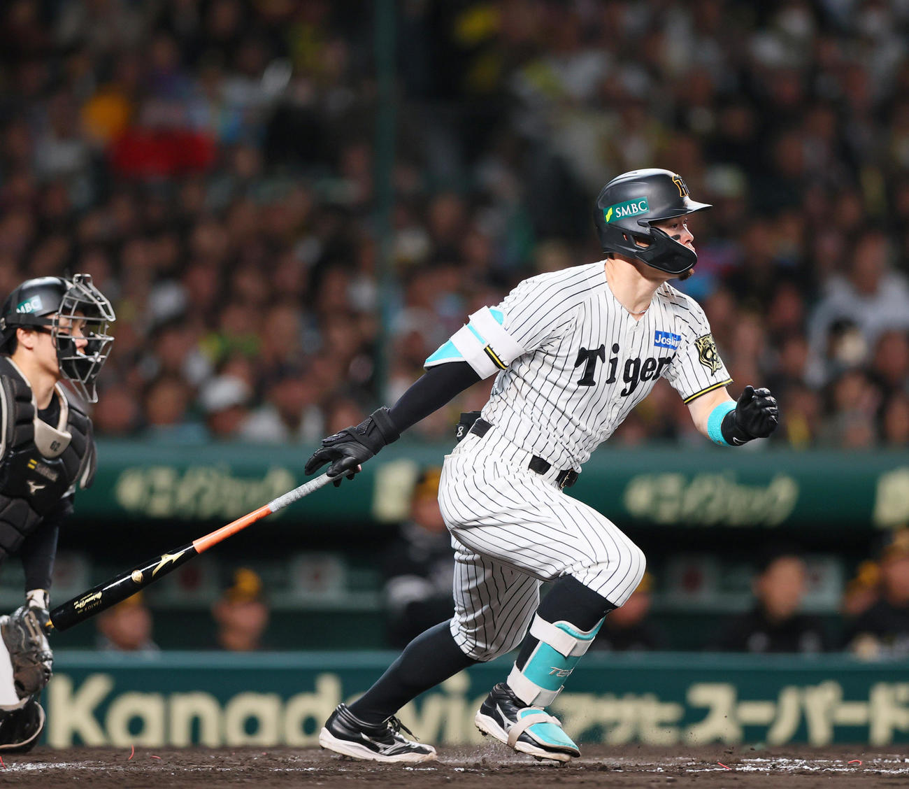 阪神対ソフトバンク　8回裏阪神1死一、二塁、佐藤輝は中前適時打を放つ（撮影・上山淳一）