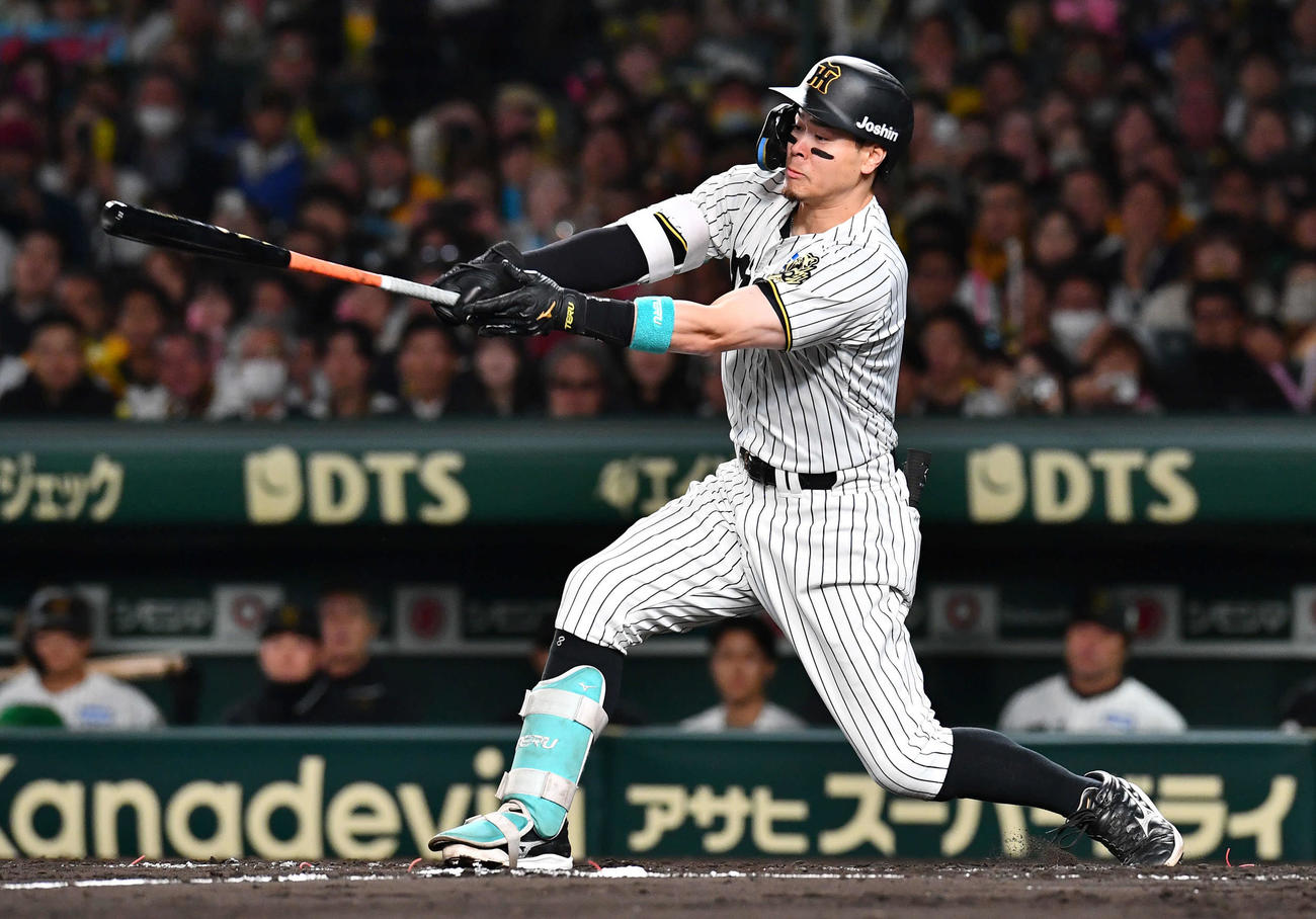 阪神対ソフトバンク　8回裏阪神1死一、二塁、佐藤輝は中前適時打を放つ（撮影・岩下翔太）