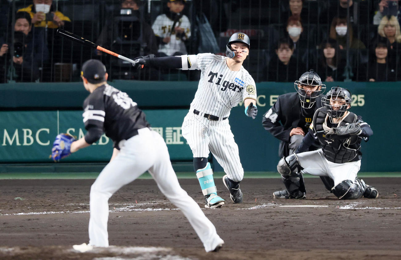 阪神対ソフトバンク　8回裏阪神1死一、二塁、佐藤輝は中前適時打を放つ。投手松本裕（撮影・加藤哉）