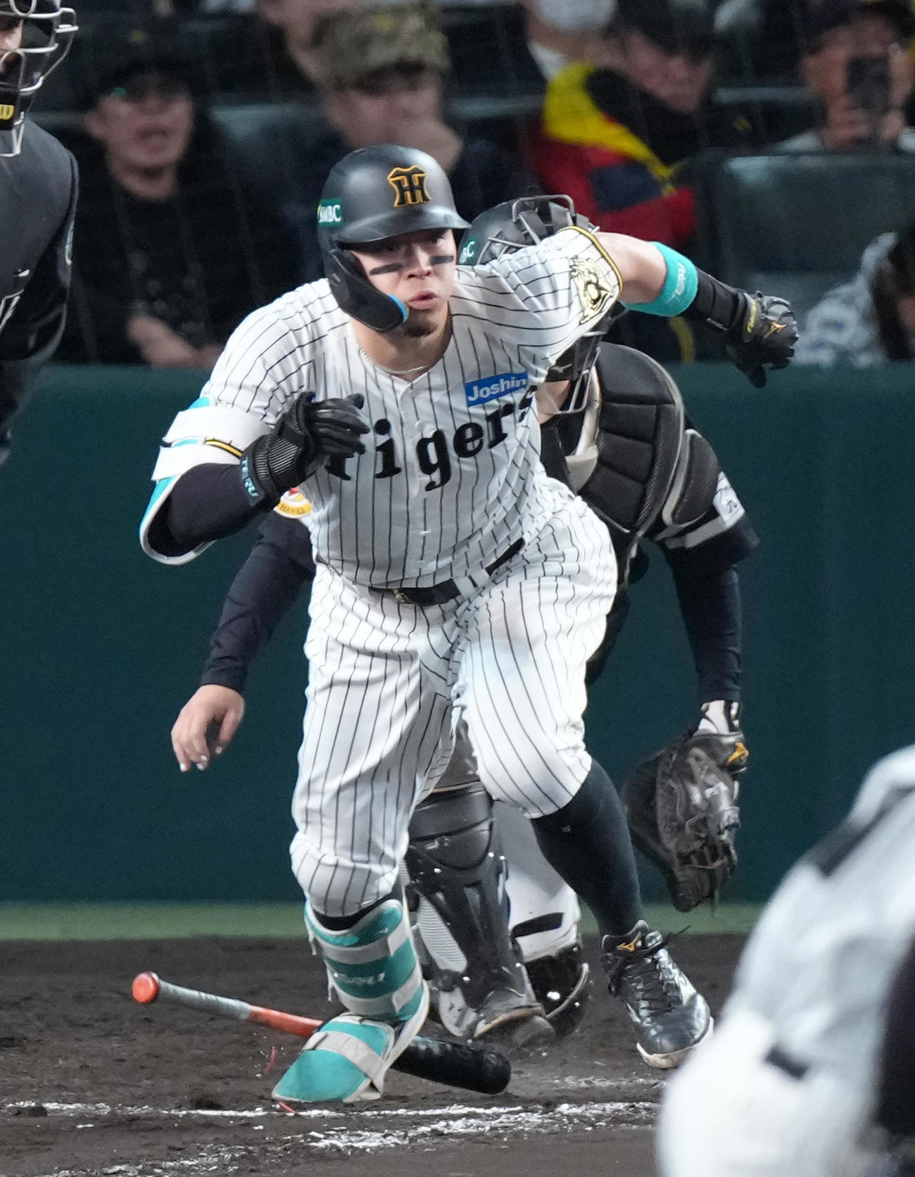 阪神対ソフトバンク　8回裏阪神1死一、二塁、佐藤輝は中前適時打を放つ（撮影・足立雅史）