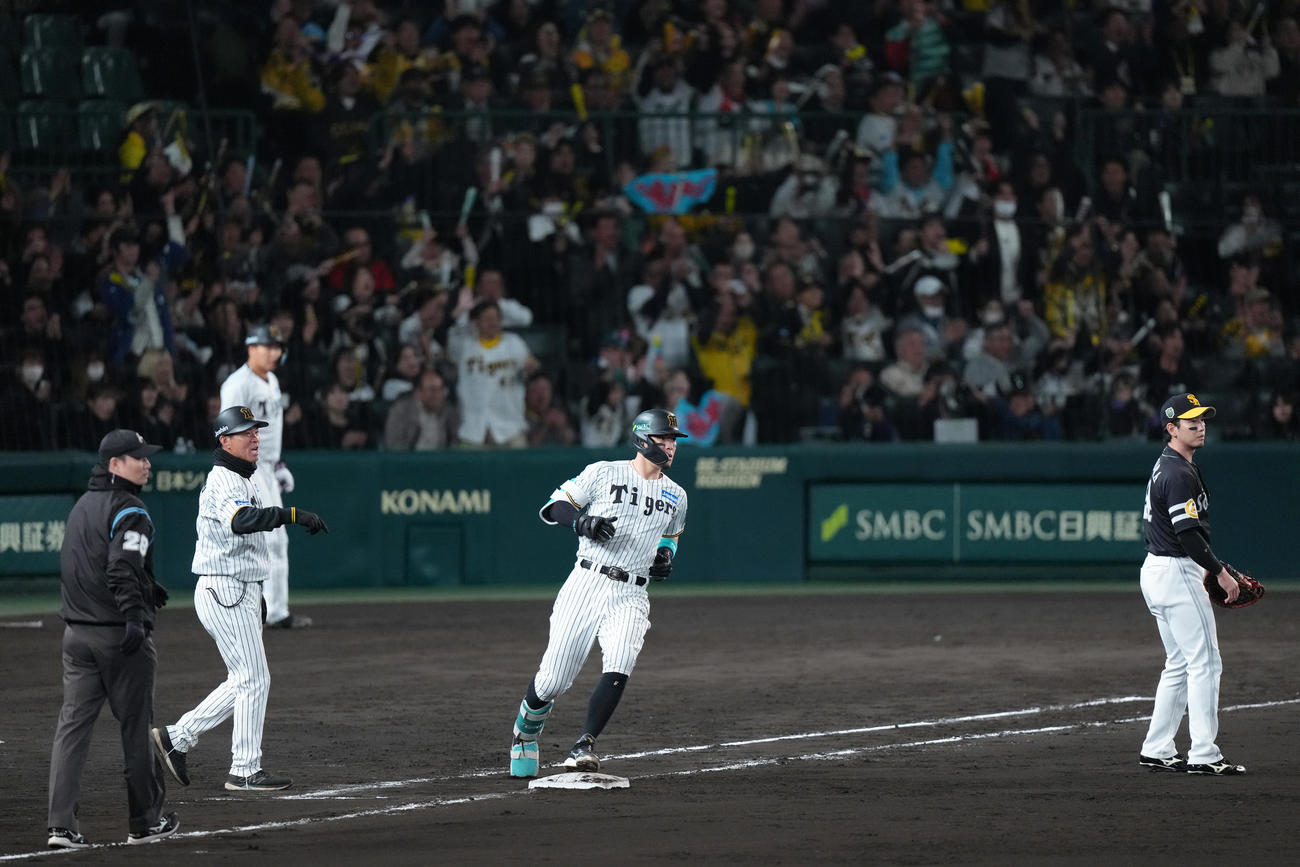 阪神対ソフトバンク　8回裏阪神1死一、二塁、佐藤輝は中前適時打を放つ（撮影・足立雅史）
