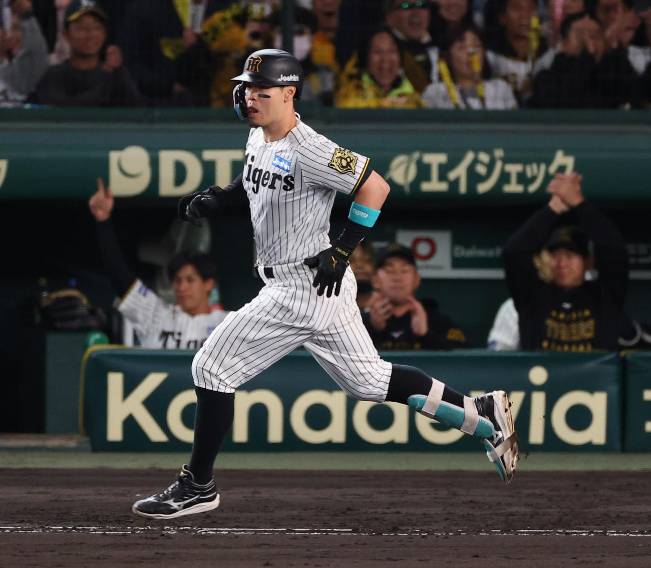 阪神対ソフトバンク　8回裏阪神1死一、二塁、佐藤輝は中前適時打打を放つ（撮影・上田博志）