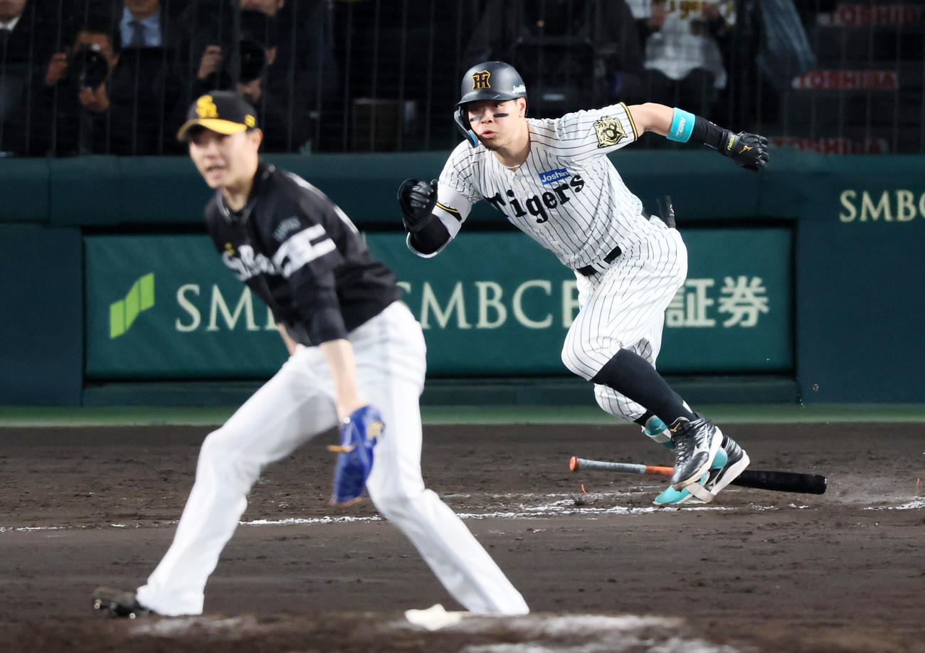 阪神対ソフトバンク　8回裏阪神1死一、二塁、佐藤輝は中前適時打を放つ。投手松本裕（撮影・加藤哉）