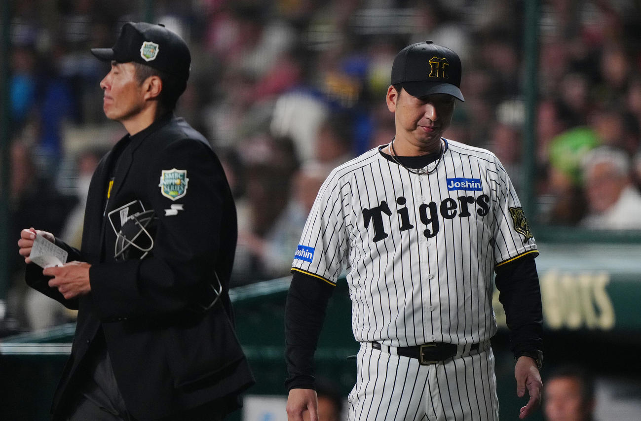 阪神対ソフトバンク　5回表、先発高橋の降板を告げベンチへ戻る阪神藤川監督（撮影・鈴木みどり）