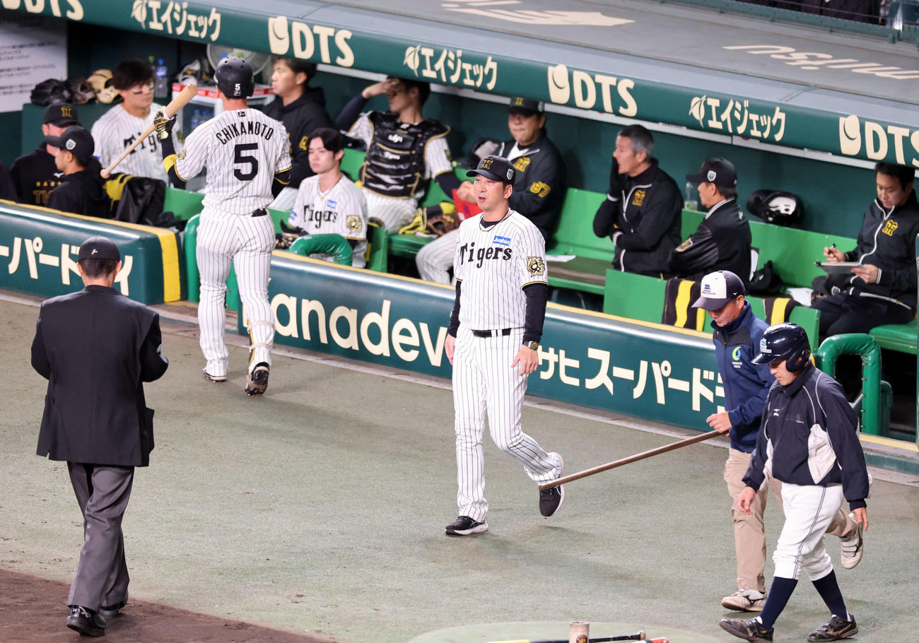 阪神対ソフトバンク　8回表ソフトバンクの攻撃前、投手交代を告げる藤川監督（撮影・浅見桂子）