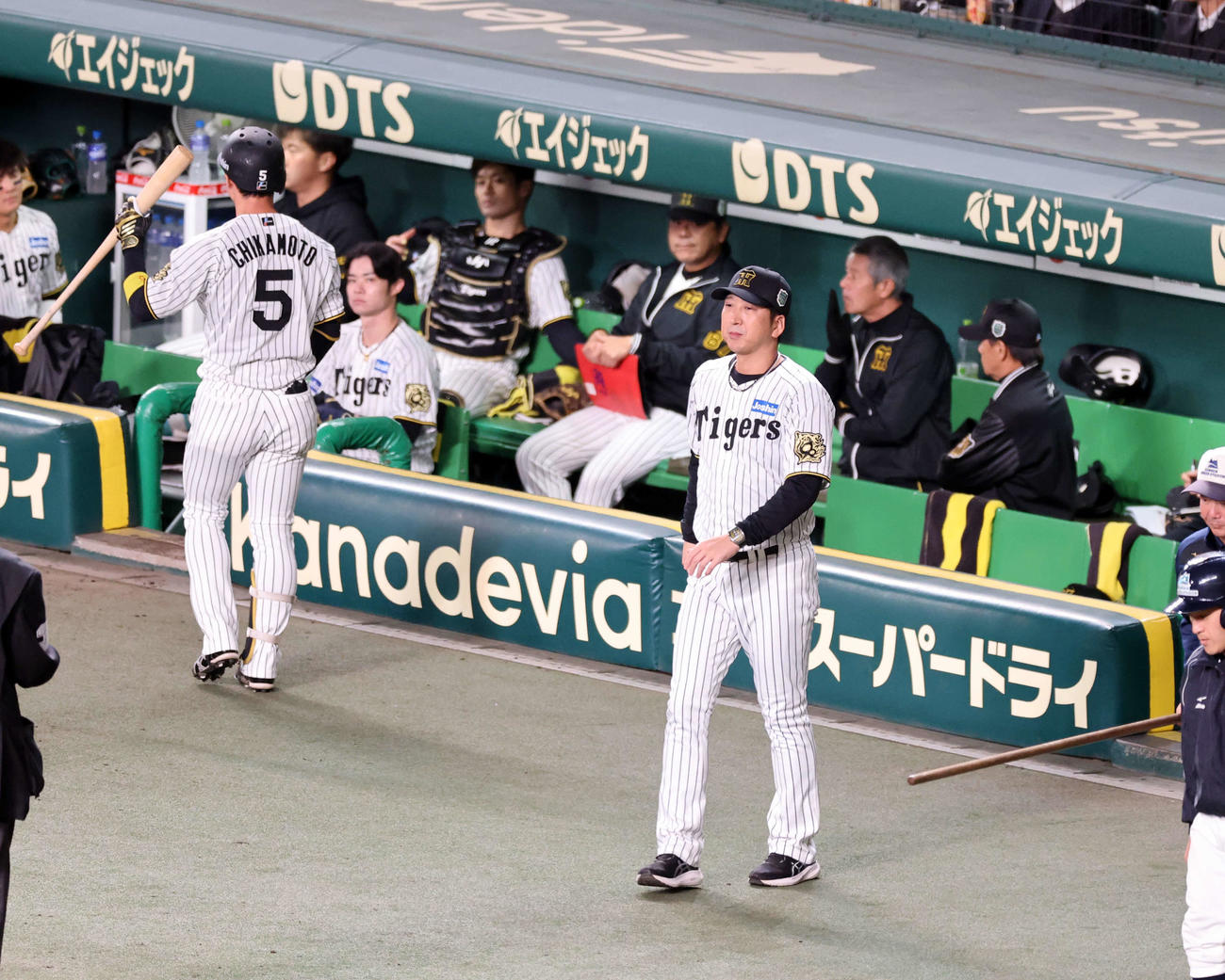 阪神対ソフトバンク　8回表ソフトバンクの攻撃前、投手交代を告げる藤川監督（撮影・浅見桂子）