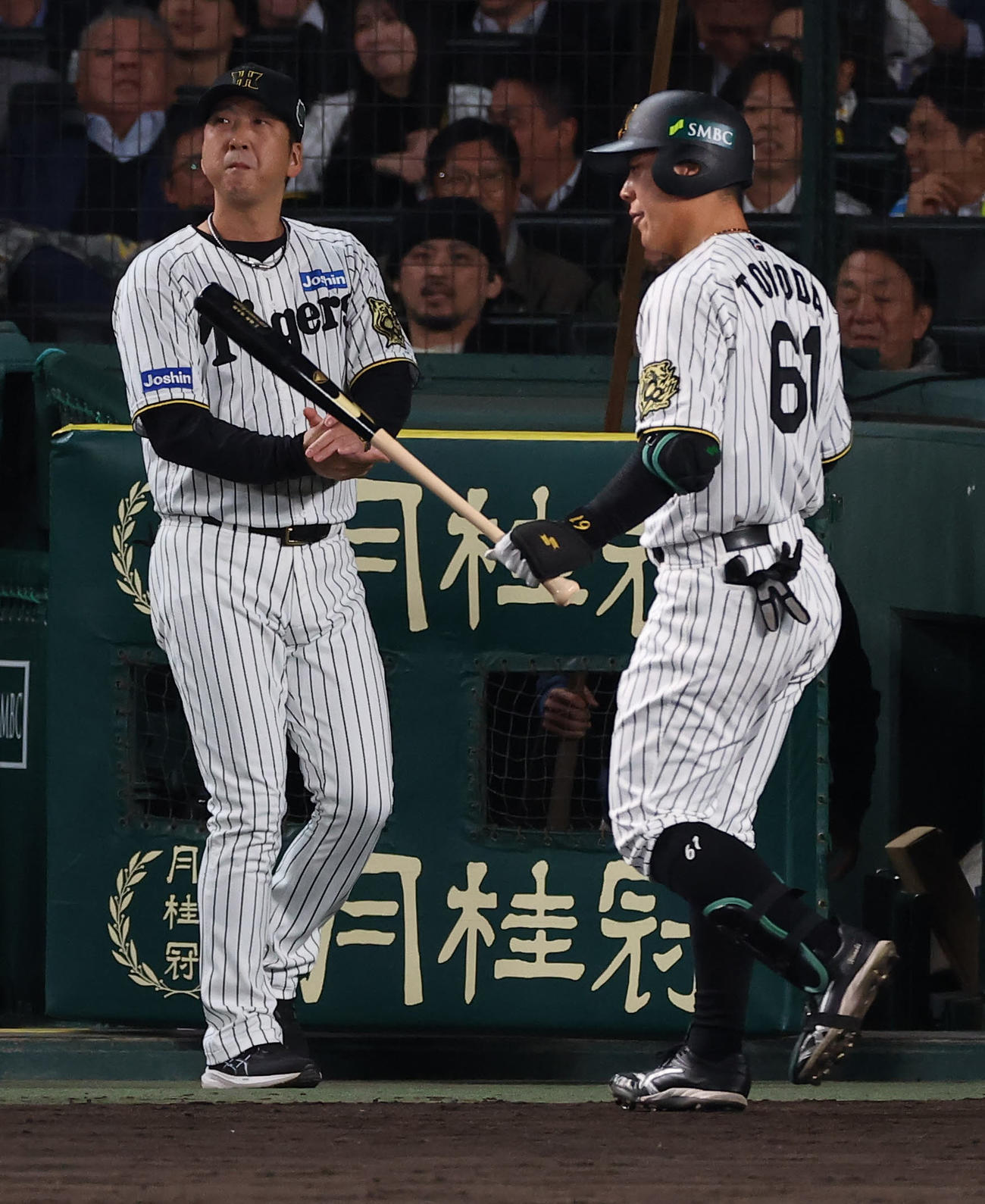 阪神対ソフトバンク　選手交代を告げにベンチをでる藤川監督（撮影・上田博志）
