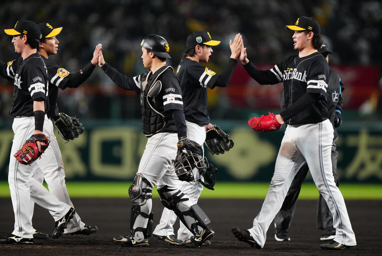 阪神対ソフトバンク　阪神に勝利し、タッチを交わす杉山（右）らソフトバンクナイン（撮影・鈴木みどり）