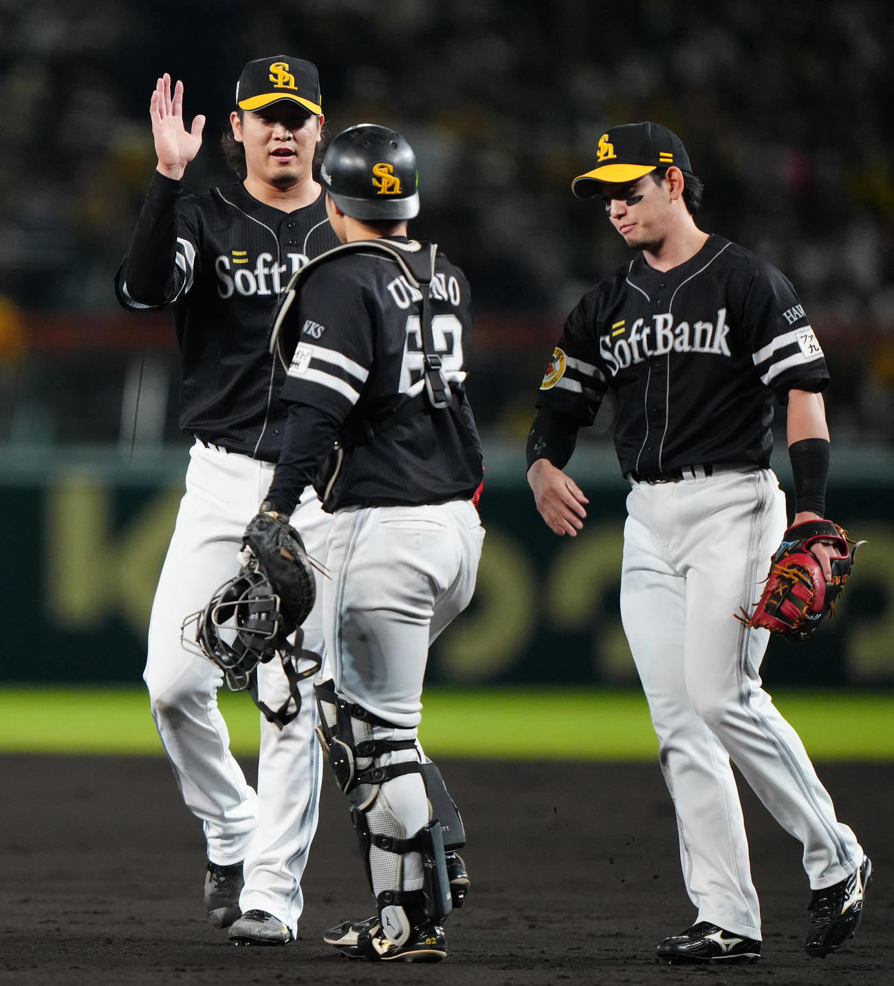阪神対ソフトバンク　阪神に勝利し、海野（中央）とタッチを交わすソフトバンク杉山。右は栗原（撮影・鈴木みどり）