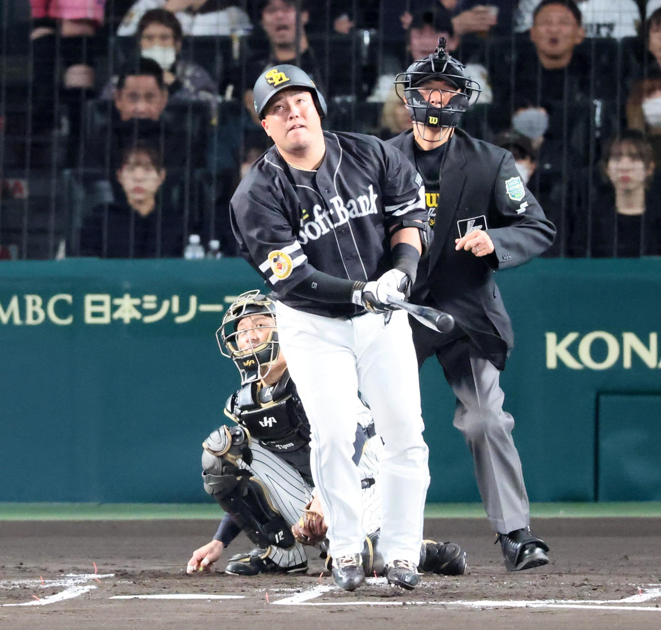 阪神対ソフトバンク　2回表ソフトバンク無死、山川は中越えソロ本塁打を放つ（撮影・加藤哉）