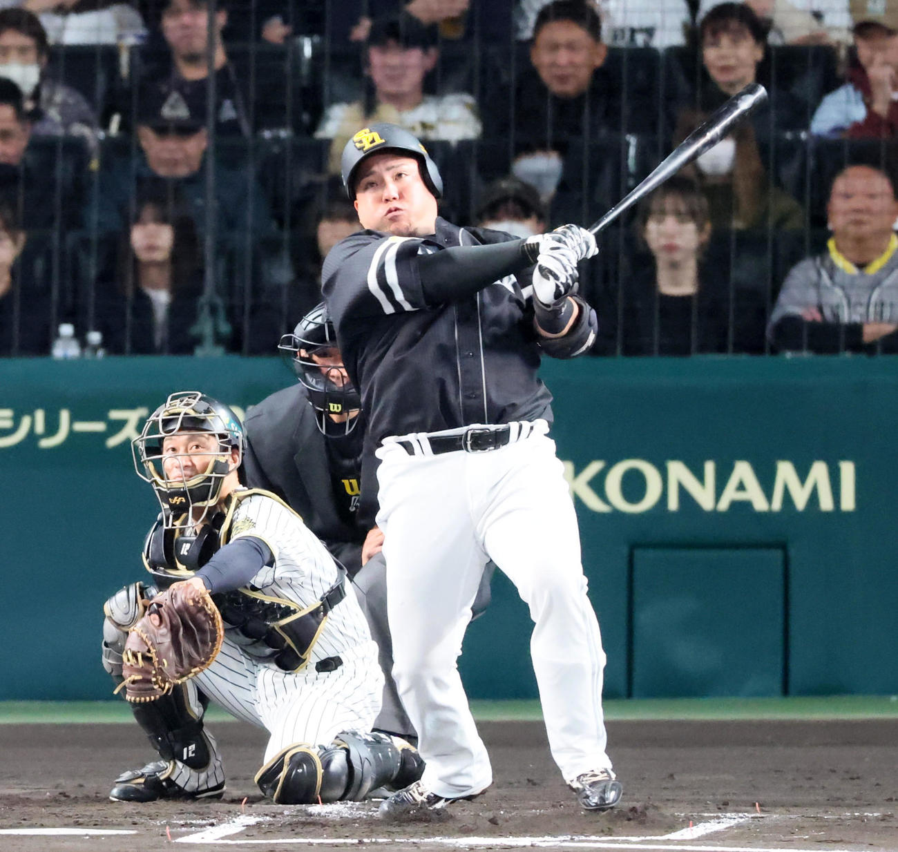 阪神対ソフトバンク　2回表ソフトバンク無死、山川は中越えソロ本塁打を放つ（撮影・加藤哉）