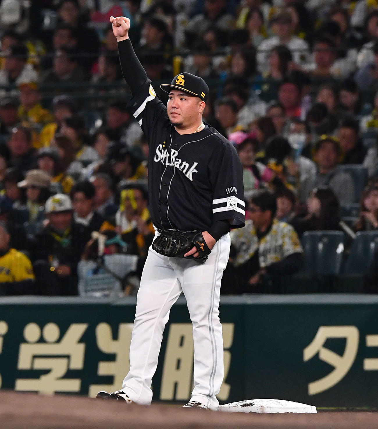 阪神対ソフトバンク　2回表終了後、先制本塁打を放った山川は一塁の守備につき、ファンの声援にガッツポーズで応える（撮影・岩下翔太）