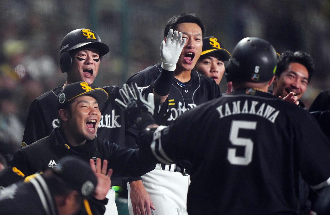 阪神対ソフトバンク　2回表ソフトバンク無死、中越えソロ本塁打を放った山川（手前）を迎える、左から近藤、牧原大、柳田（撮影・鈴木みどり）