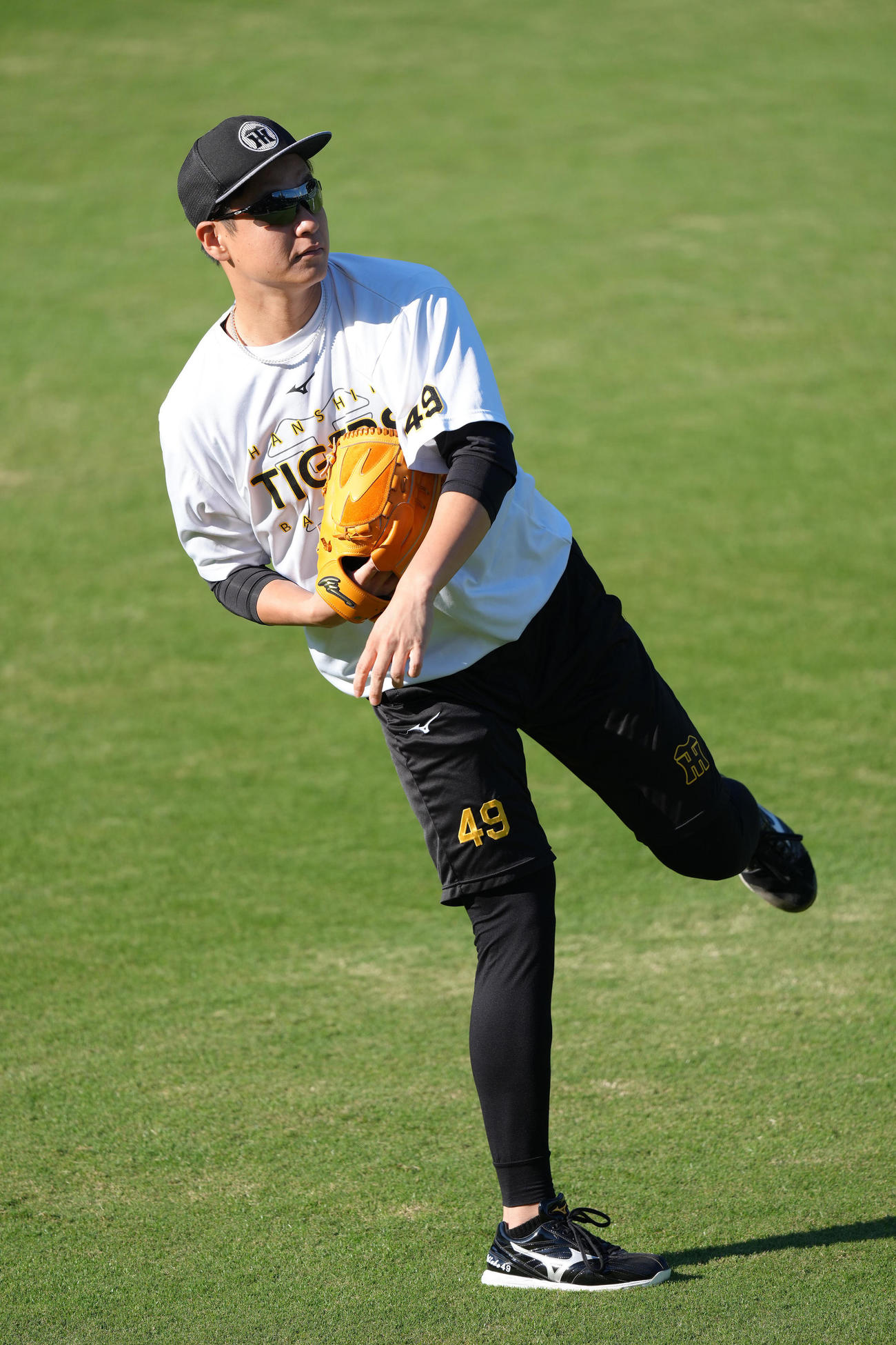 キャッチボールで調整する阪神大竹（撮影・足立雅史）