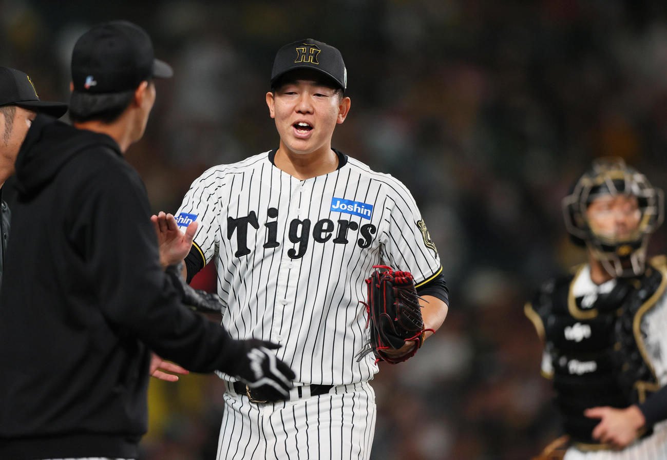 阪神対ソフトバンク　5回表ソフトバンク2死満塁、畠（中央）は栗原から空振り三振を奪いピンチをおさえベンチに引き揚げる（撮影・上山淳一）